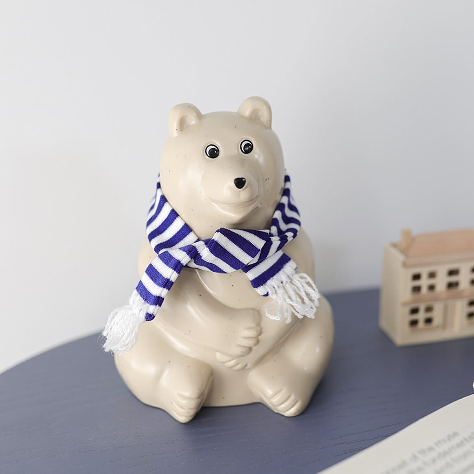 フィンランドのシロクマ貯金箱 マフラー付き Polar Bear Money box マフラーブルーボーダー