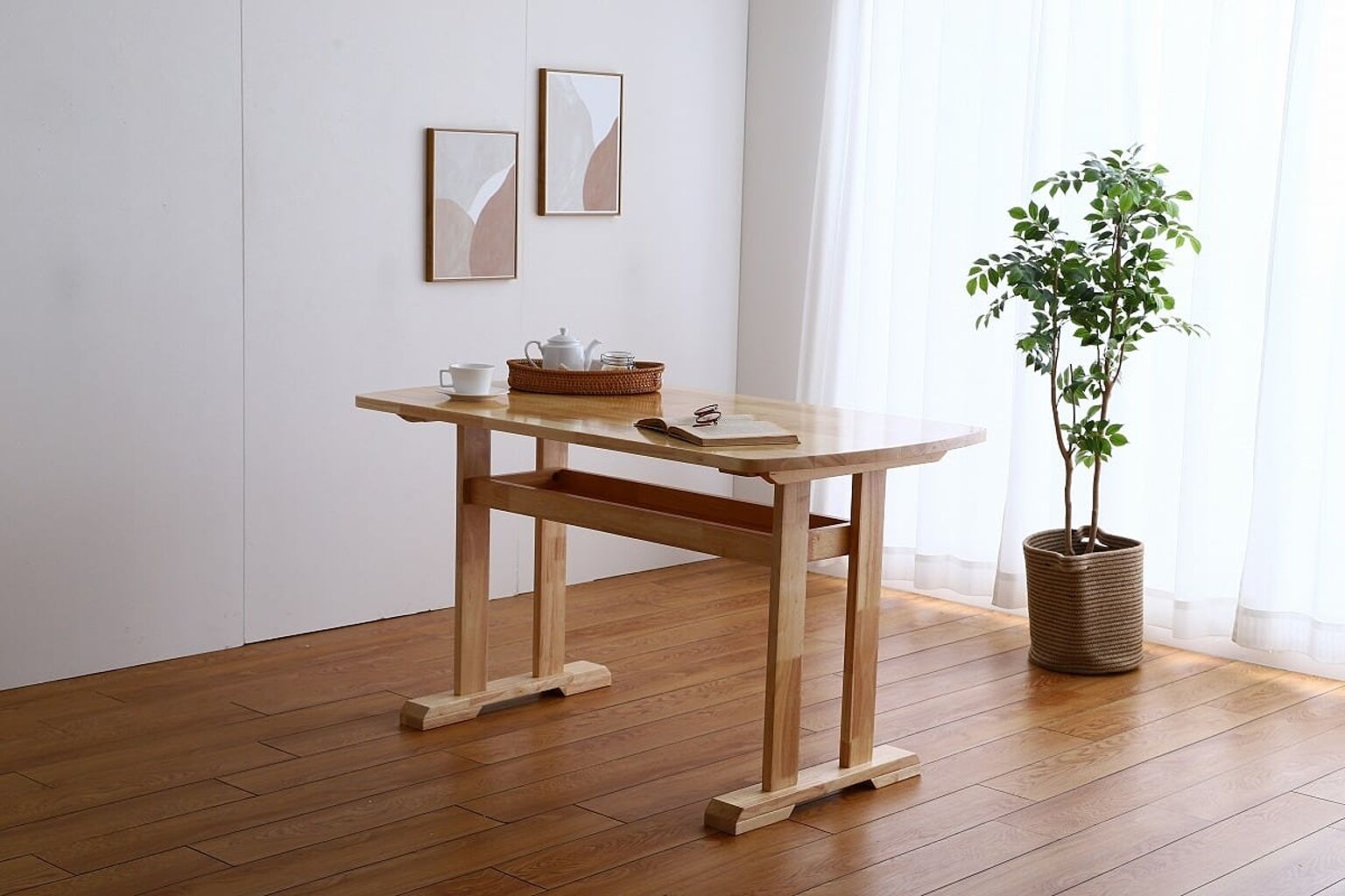 天然木の上質感とあたたかみ溢れる生活感を隠す棚を備えたダイニングテーブル