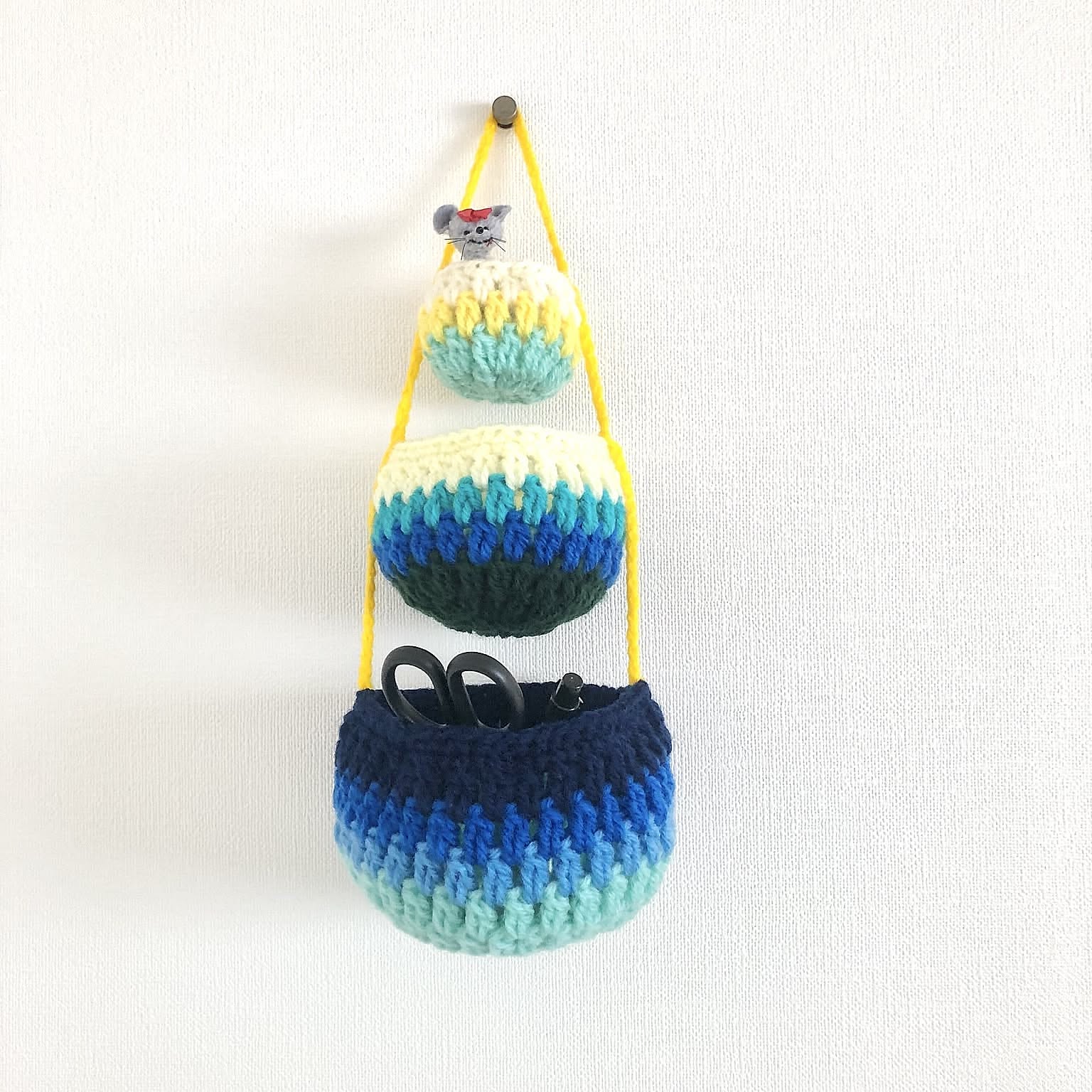 かぎ針編みのレトロなバスケット＊海