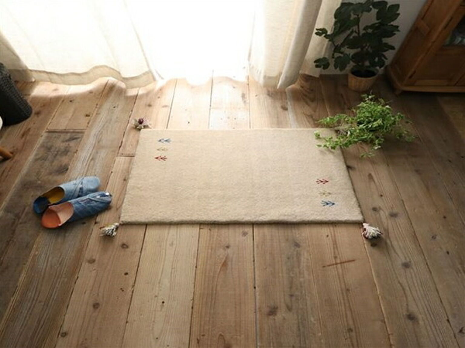 アイボリー 玄関マット ラグ マット 絨毯 上質ウール100％のインドギャッベ ミニマットサイズ 約70x120cm 正方形 じゅうたん ホットカーペット対応 床暖 天然 ウール 100% ボリューム