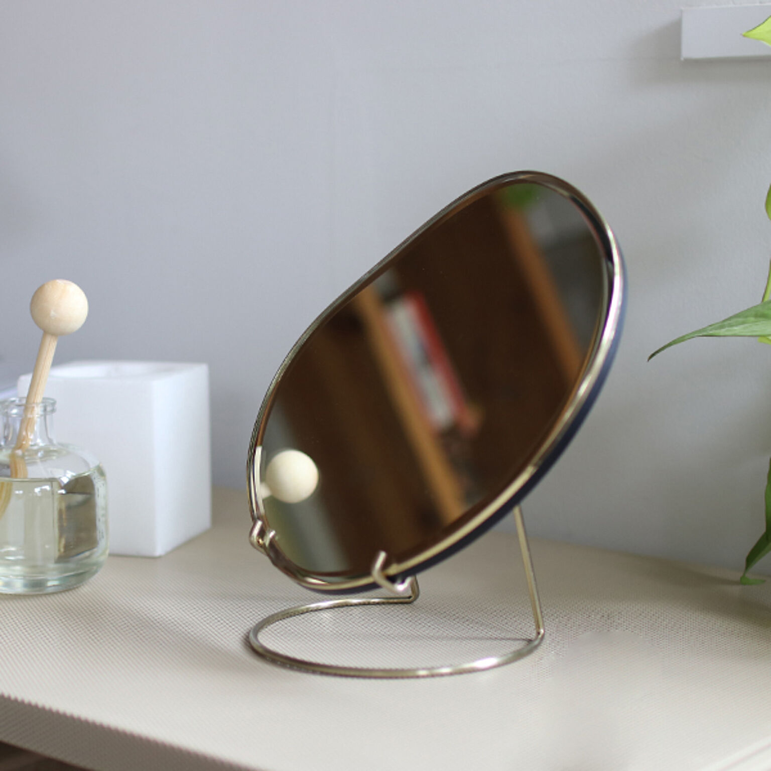 ferm LIVING (ファームリビング) Pond Table Mirror (ポンド テーブルミラー） ブラス/ダーククローム スタンドミラー/卓上ミラー