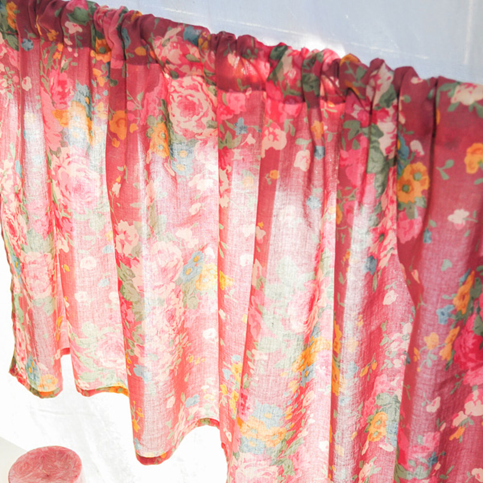 ローズプリント カフェカーテン 105×45cm インド綿100％ アジアン雑貨 エスニック カーテン 花柄 薔薇柄 フレンチテイスト 北欧 雑貨