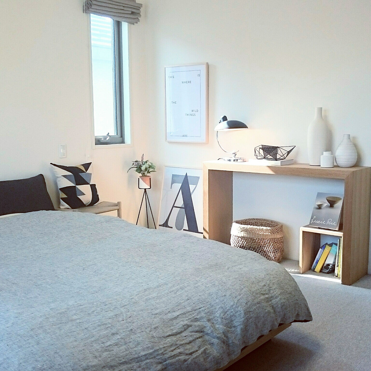寝室をくつろぎの空間に ベッドサイドの上手な使い方 Roomclip Mag 暮らしとインテリアのwebマガジン
