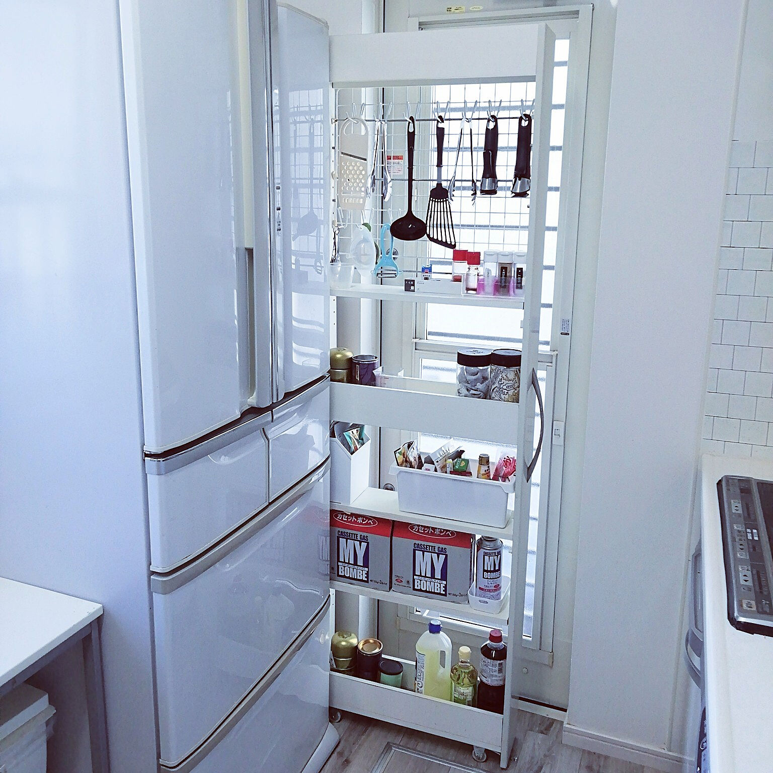 キッチンをもっと快適に☆冷蔵庫横の隙間を便利に使う方法