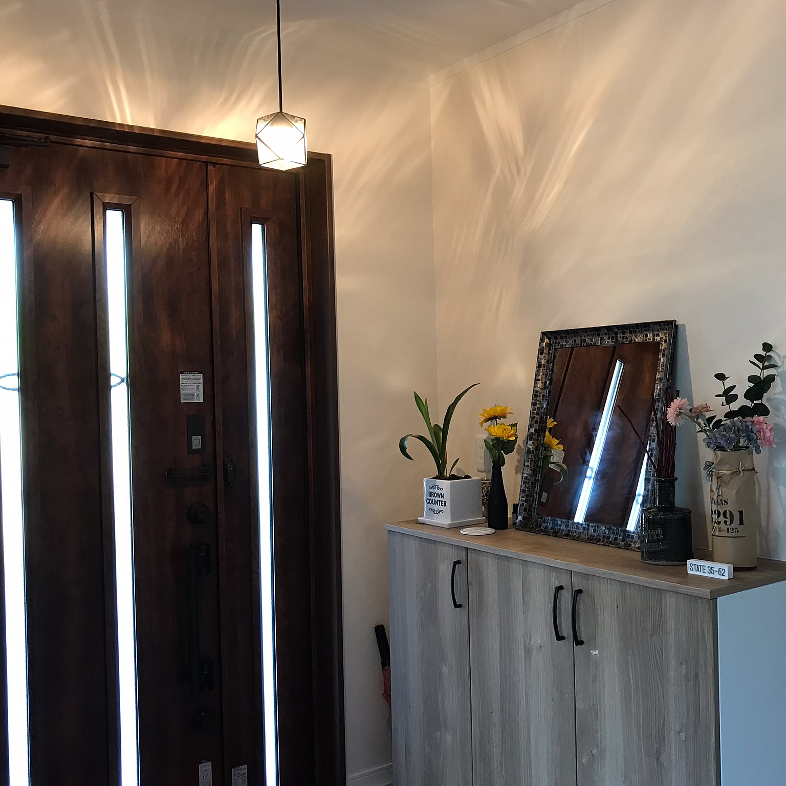 おすすめ玄関照明100選 北欧やアンティーク 和風など Roomclip Mag 暮らしとインテリアのwebマガジン