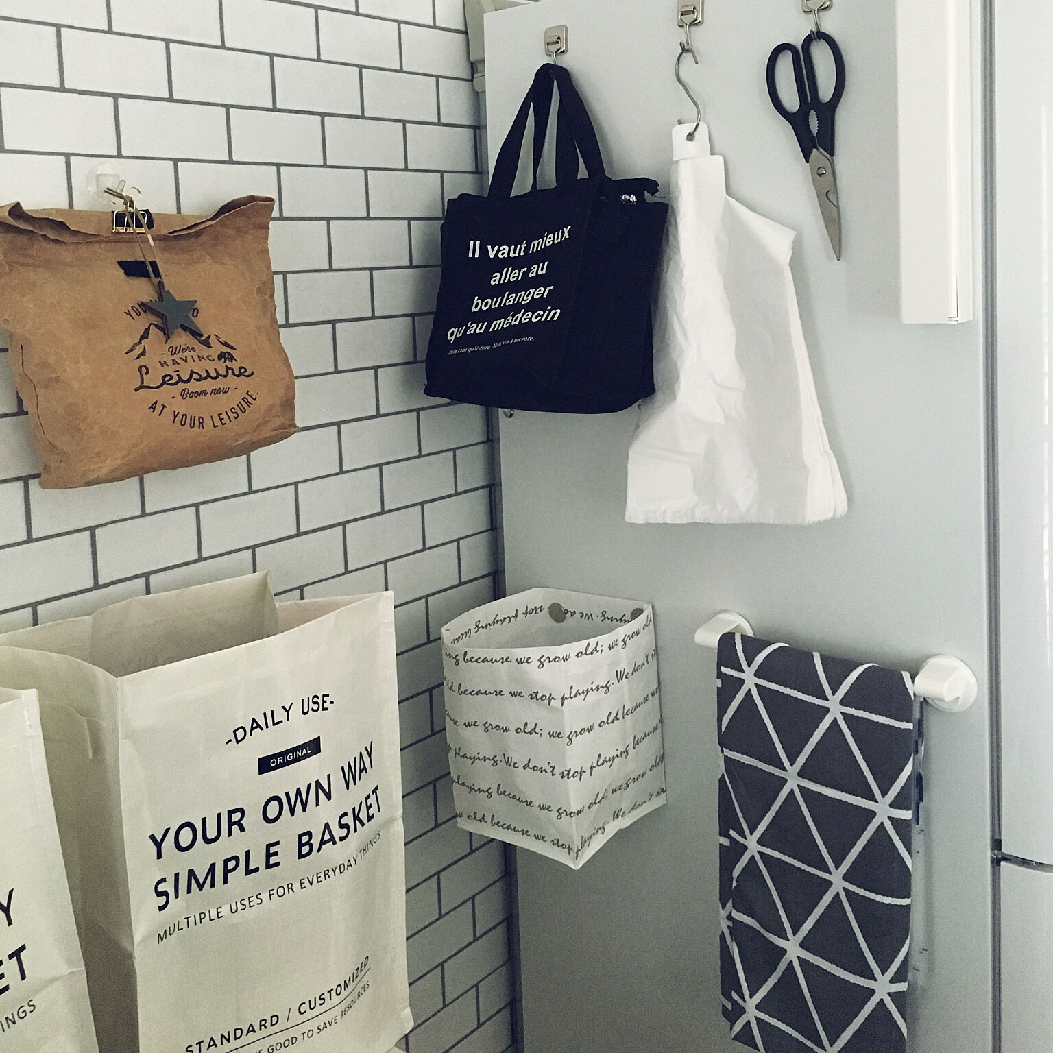 貼るだけで スッキリ目隠し 出し入れ簡単収納法 By Emiさん Roomclip Mag 暮らしとインテリアのwebマガジン