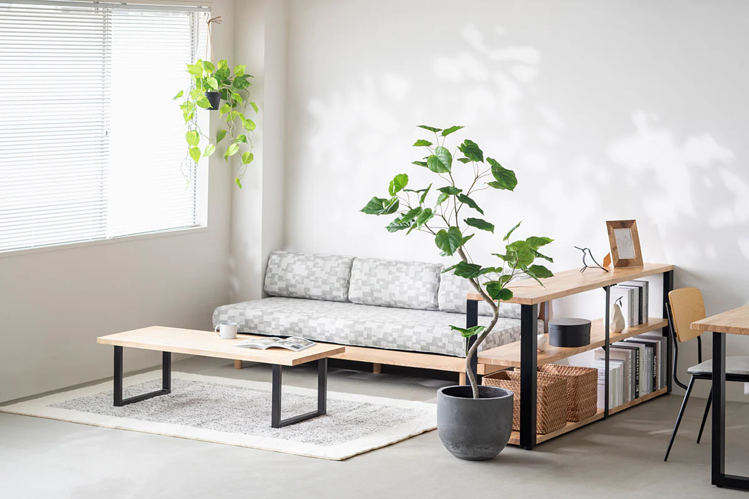 部屋に置かれたウンベラータのフェイクグリーン