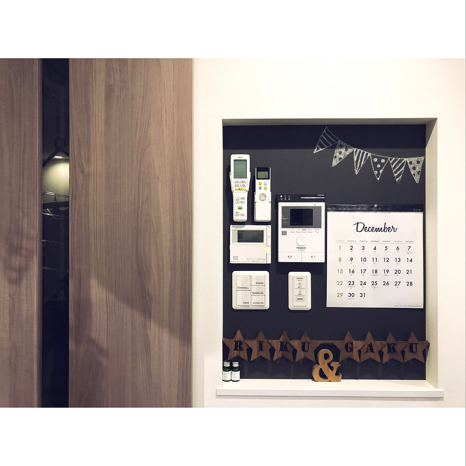 場所 デザイン 使い方がポイント こだわり詰まったリモコンニッチ実例集 Roomclip Mag 暮らしとインテリアのwebマガジン
