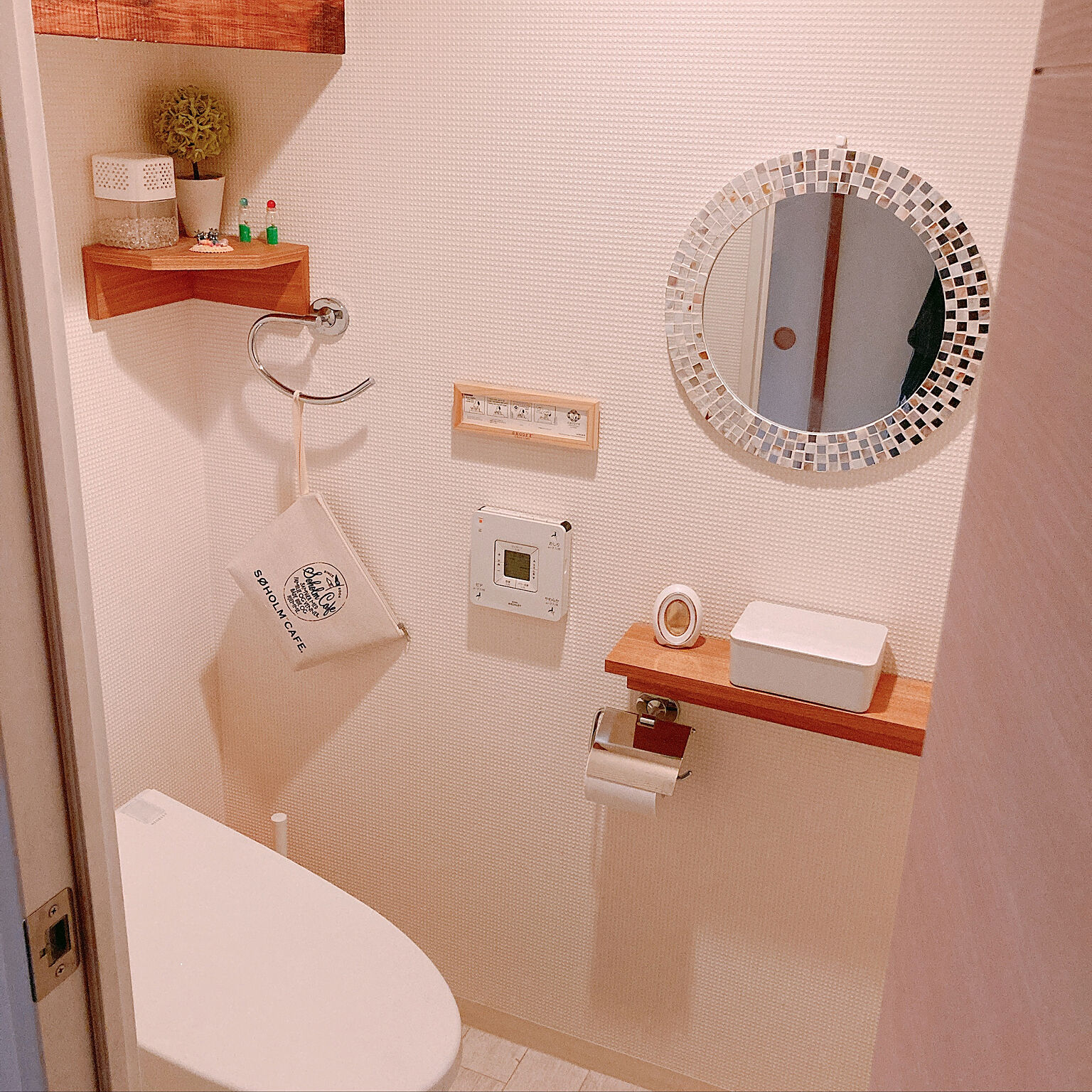 自由に選べて身だしなみチェックもできる トイレの鏡の実例10選 Roomclip Mag 暮らしとインテリアのwebマガジン