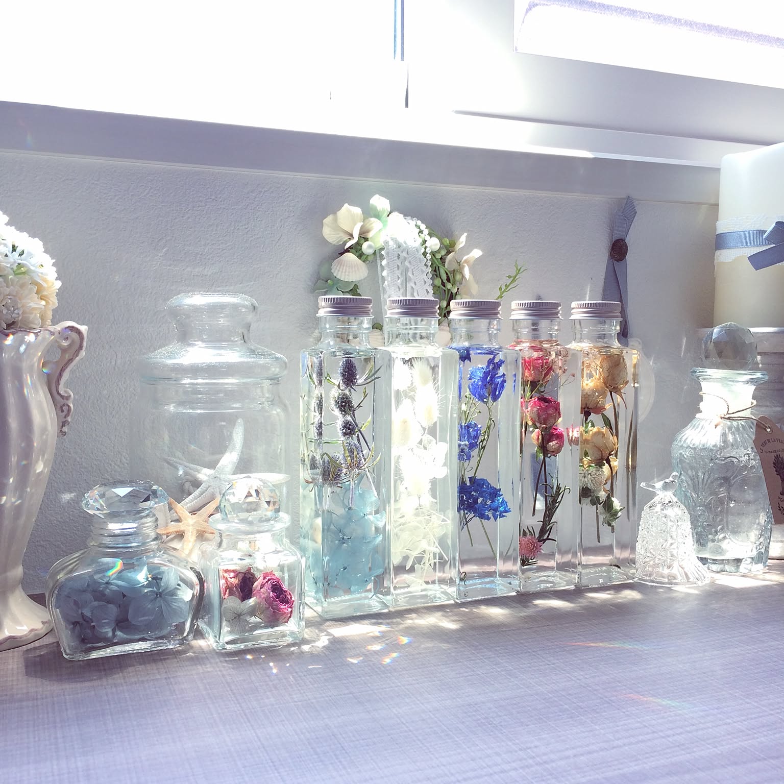 美しい浮遊感が魅力 ハーバリウムでお部屋に華やかさを Roomclip Mag 暮らしとインテリアのwebマガジン