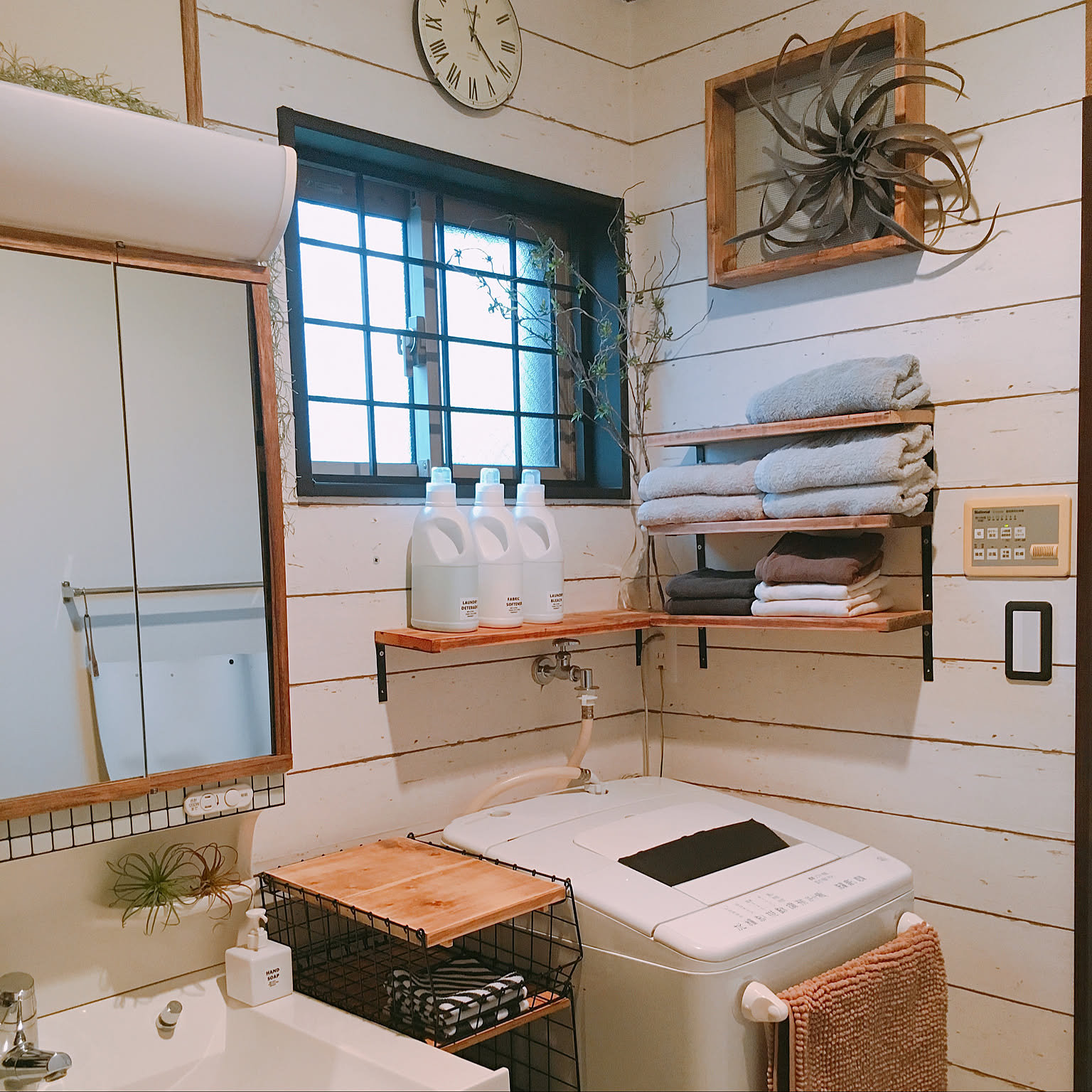 貼るだけでできる 壁紙やシートを使った洗面所のdiy実例10選 Roomclip Mag 暮らしとインテリアのwebマガジン