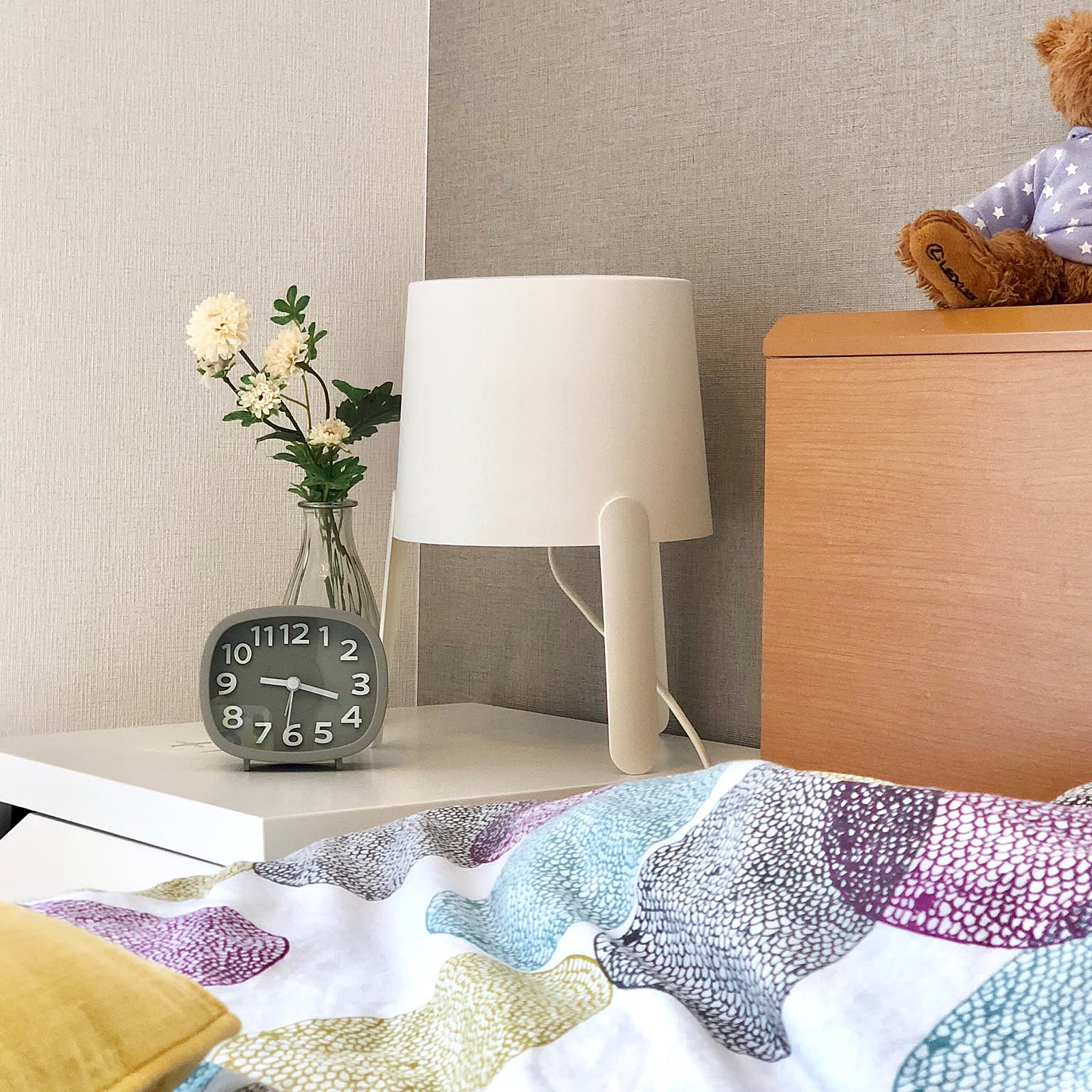 手軽に快適をゲットする 100均グッズでベッドまわりをコーディネート Roomclip Mag 暮らしとインテリアのwebマガジン