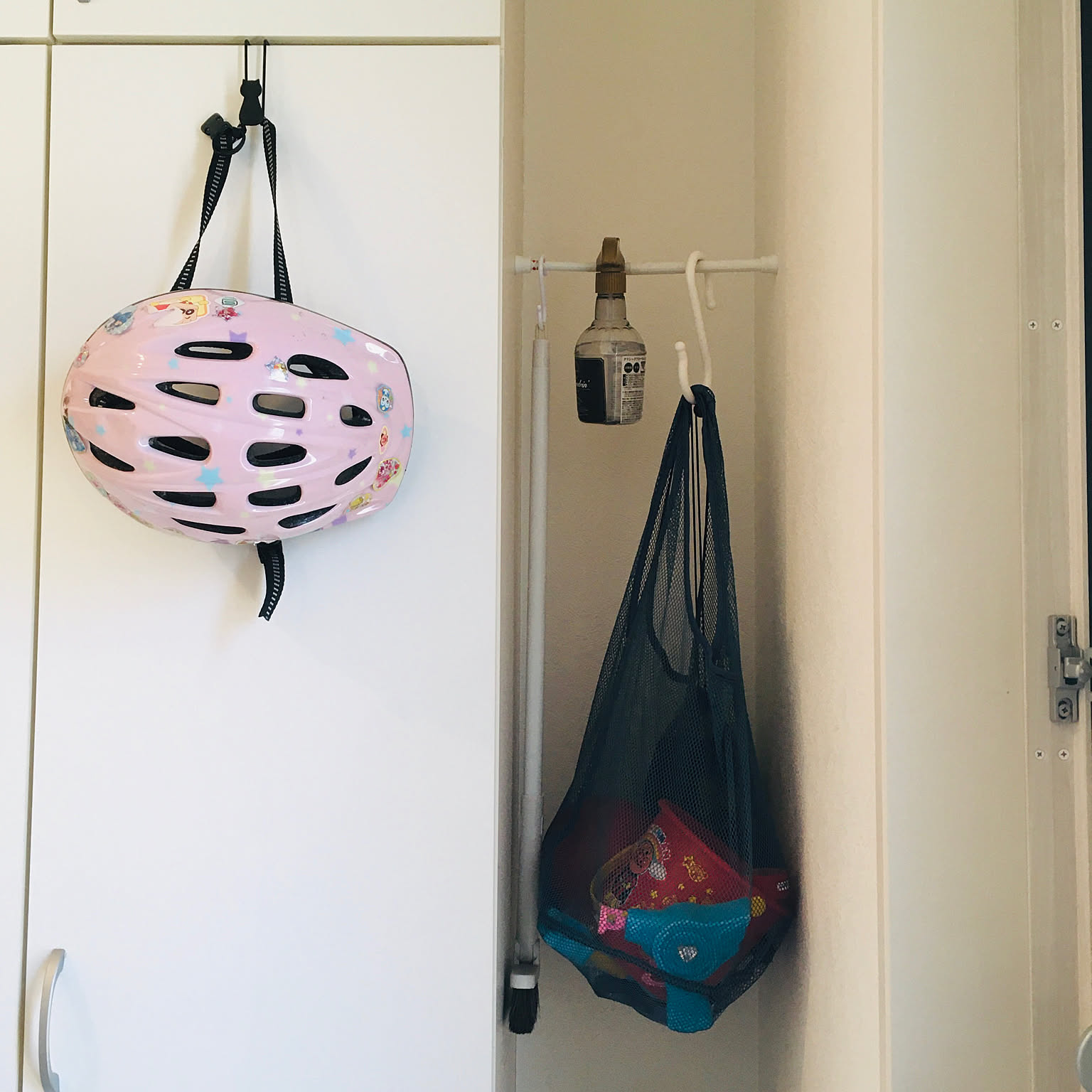 普段用も災害用も 出し入れしやすく ヘルメットの収納アイディア Roomclip Mag 暮らしとインテリアのwebマガジン