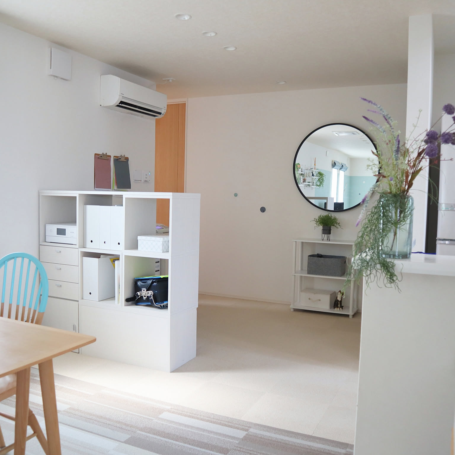 棚を使って！空間をゆるく間仕切りしている実例10選 | RoomClip mag | 暮らしとインテリアのwebマガジン