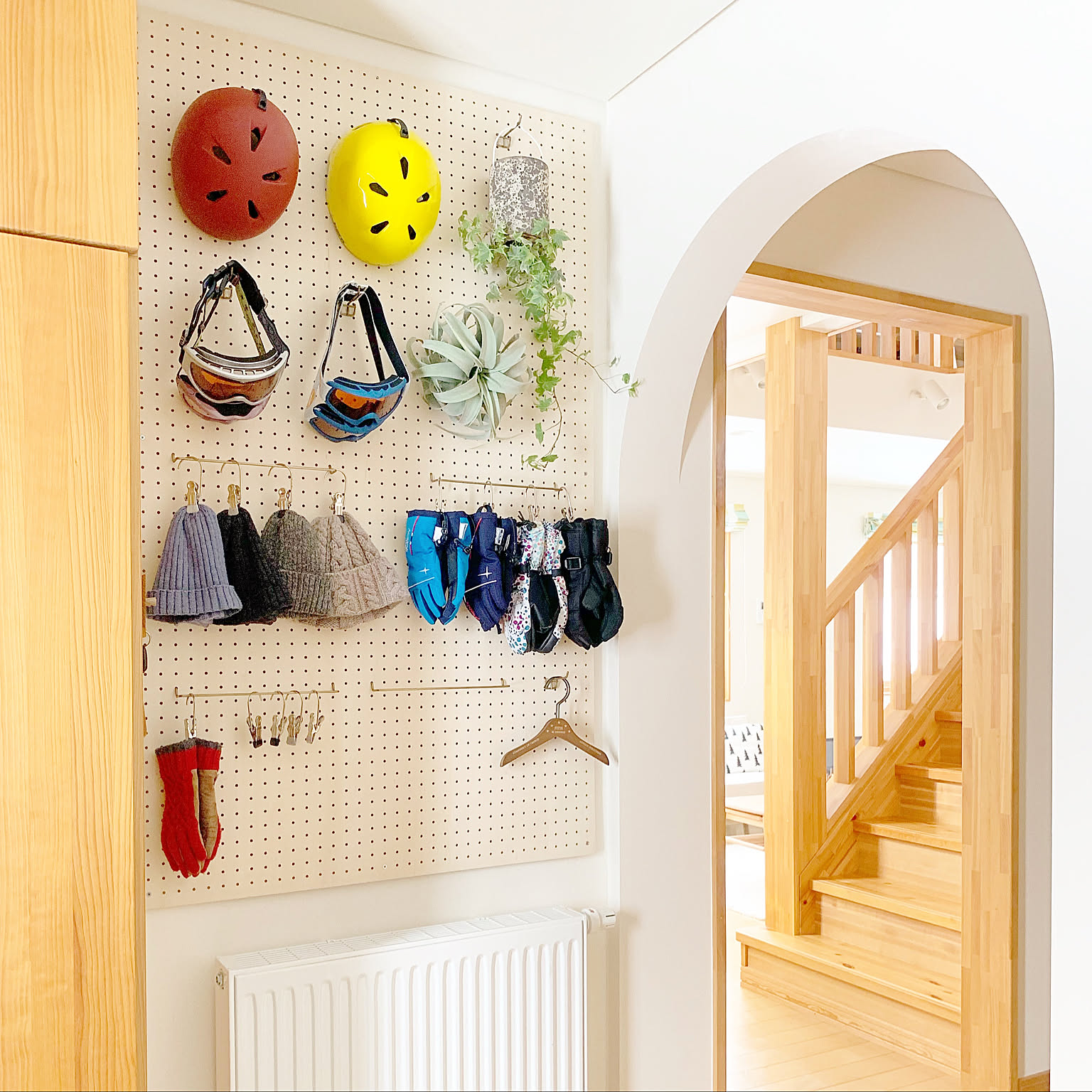 取り出しやすく片づけやすい 手袋の収納アイデア10選 Roomclip Mag 暮らしとインテリアのwebマガジン