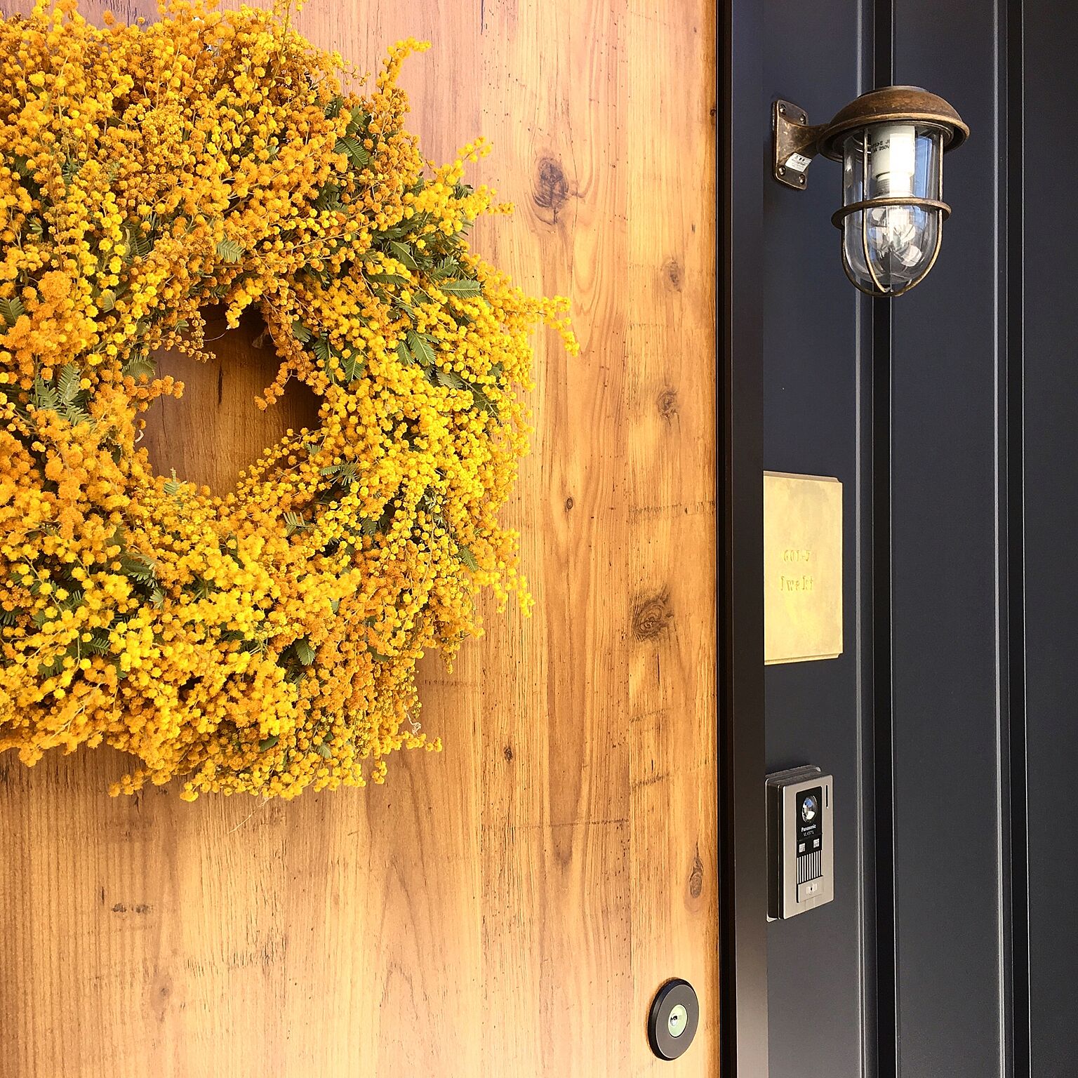 元気をくれるビタミンカラーのお花 ミモザの飾り方アイデア Roomclip Mag 暮らしとインテリアのwebマガジン