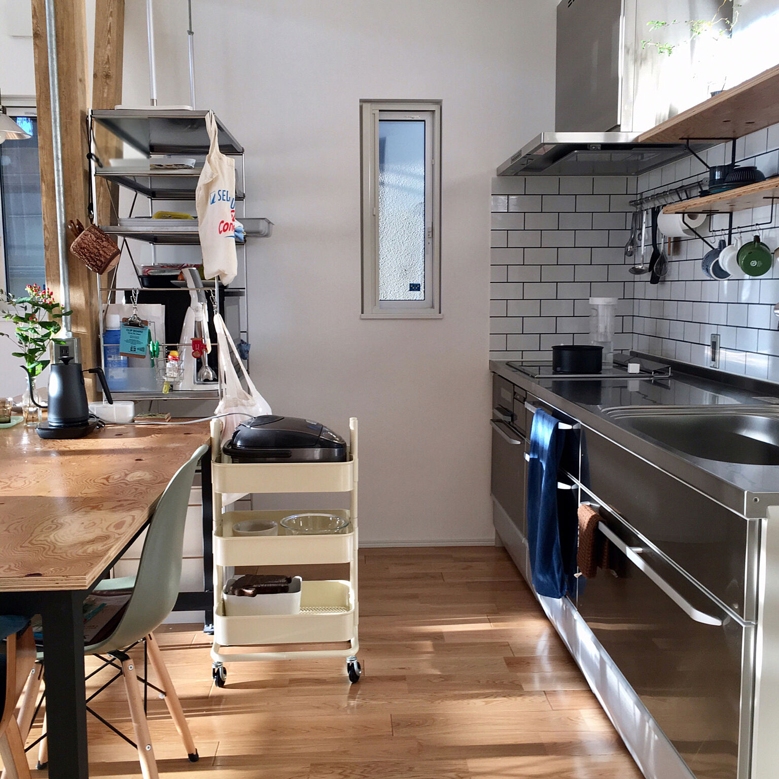 こんな風に使いたい 暮らしに馴染むキッチンワゴン活用法 Roomclip Mag 暮らしとインテリアのwebマガジン