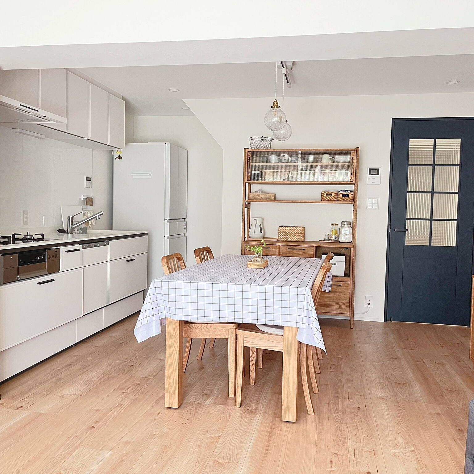 「空間とすーっと溶け合う、白くシンプルな壁付けI型キッチンのつくり方」 by fuko55さん