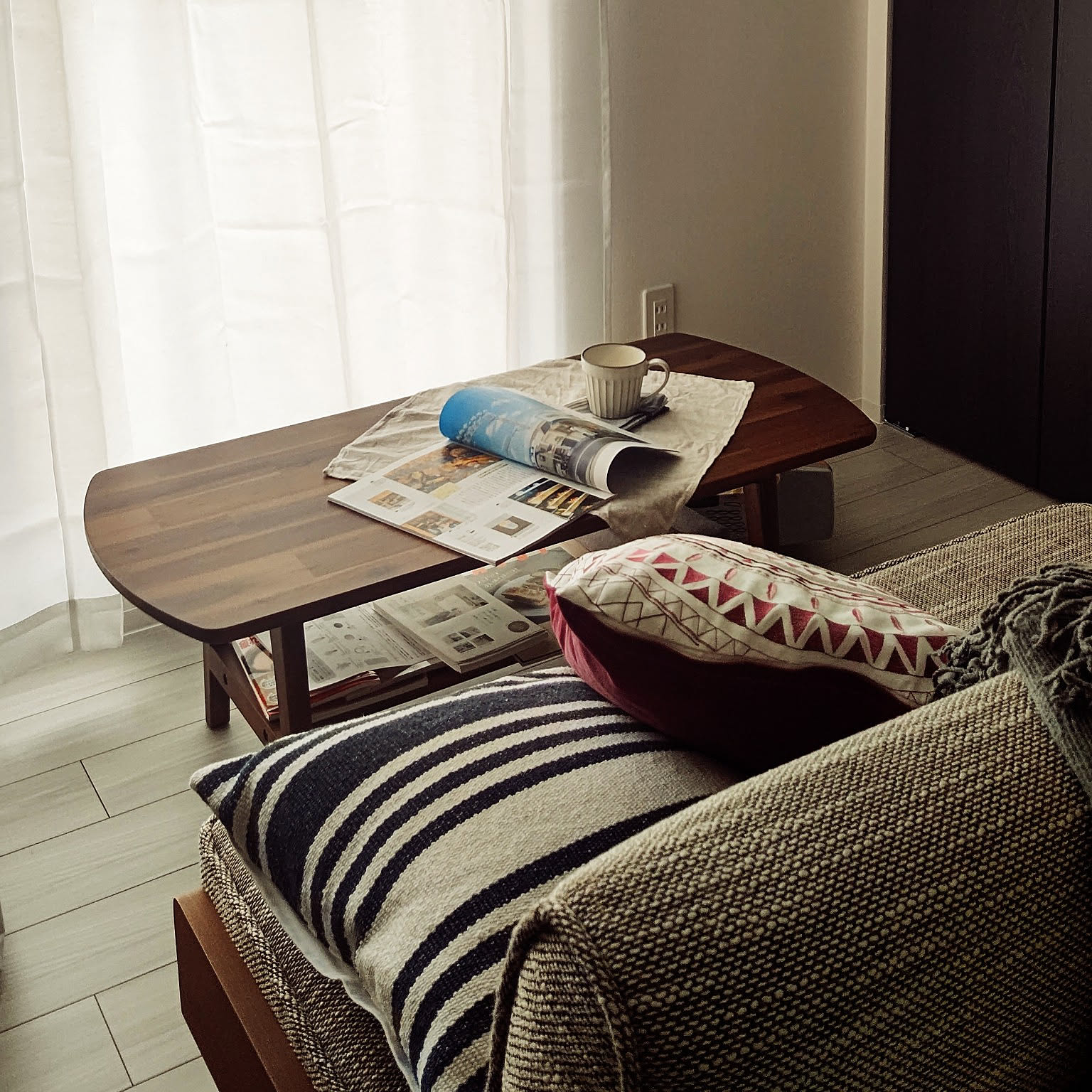 アカシアの美しい木目が魅力的な Unicoのローテーブル By Sachiyoさん Roomclip Mag 暮らしとインテリア のwebマガジン