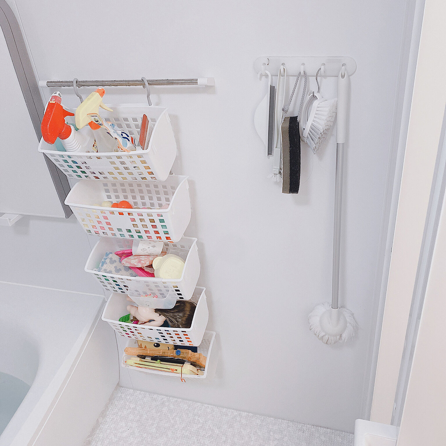 いつもきれいで清潔に☆お風呂収納は100均の「吊るす収納」がオススメ！ | RoomClip mag | 暮らしとインテリアのwebマガジン