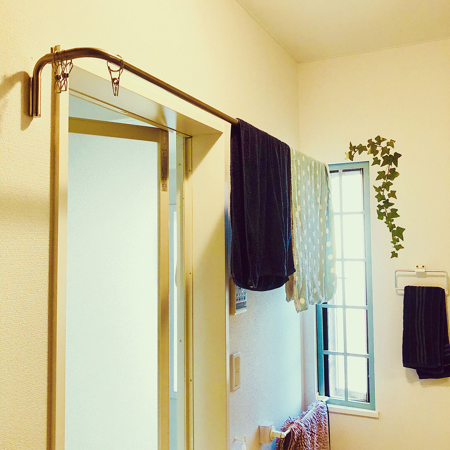 どうやって掛けてる バスタオルの便利な干し方アイディア Roomclip Mag 暮らしとインテリアのwebマガジン