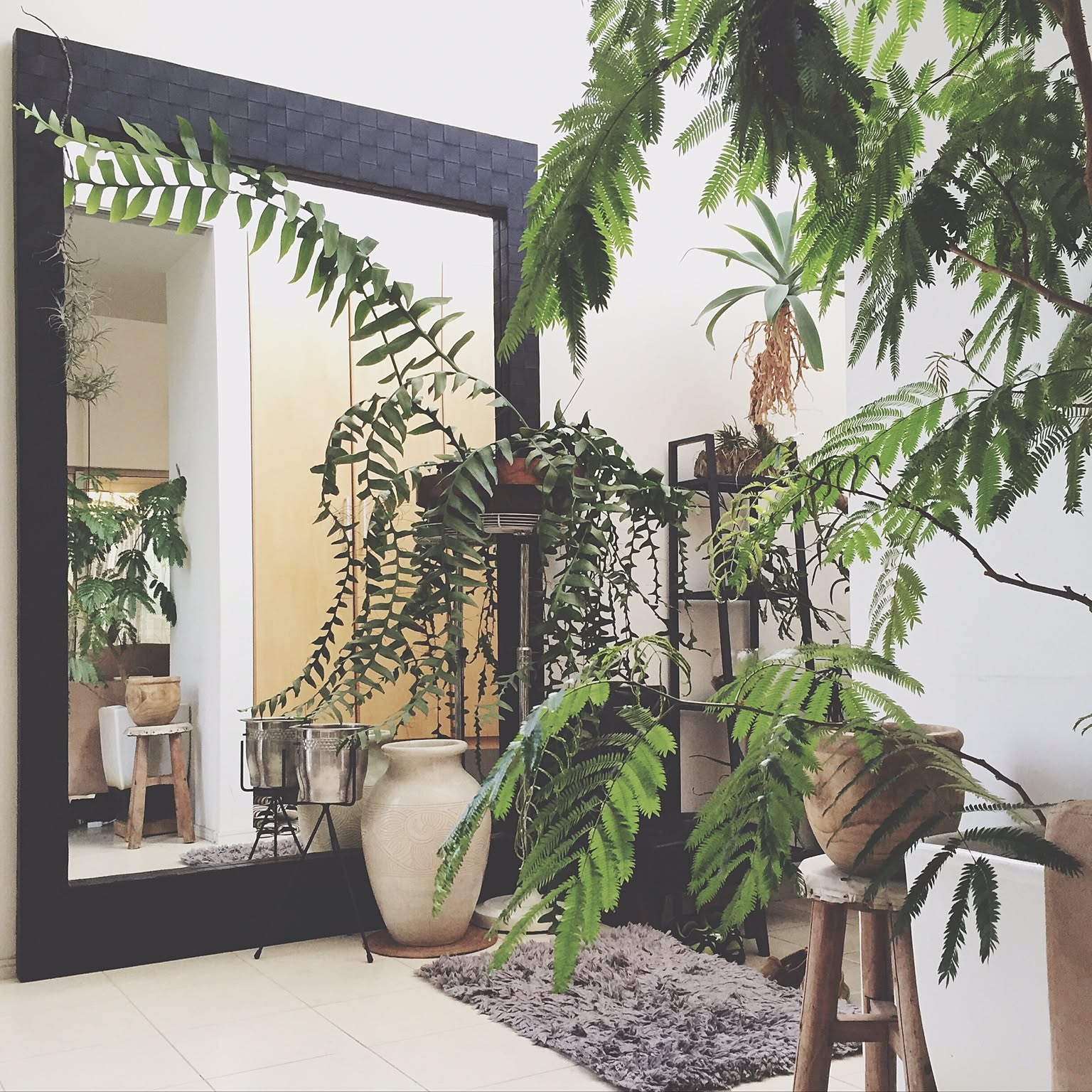 光と透明感 空間の広がりを感じる 鏡 の効果的な活用例 Roomclip Mag 暮らしとインテリアのwebマガジン