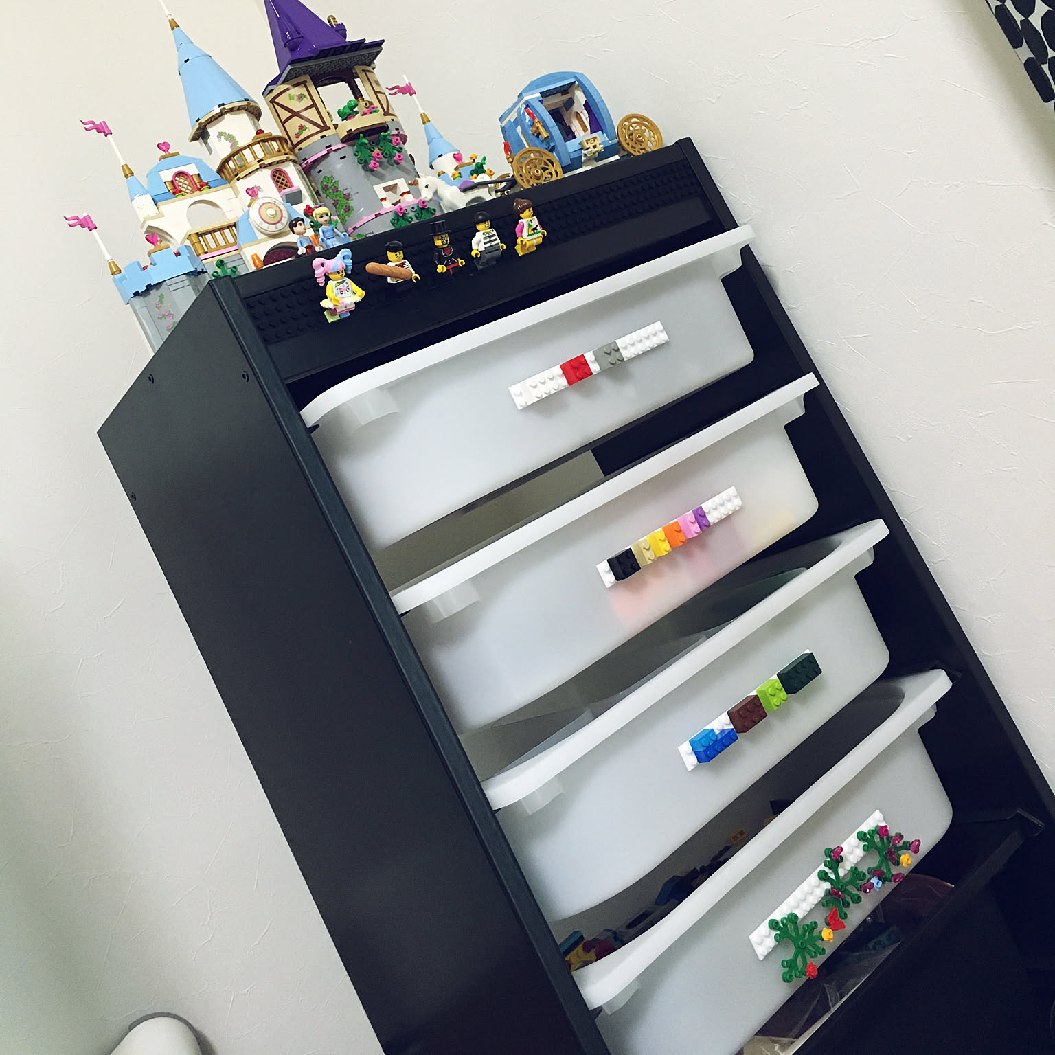 小さな子ども大人だってお片付け上手になれちゃう Legoの収納アイディア集 Roomclip Mag 暮らしとインテリアのwebマガジン