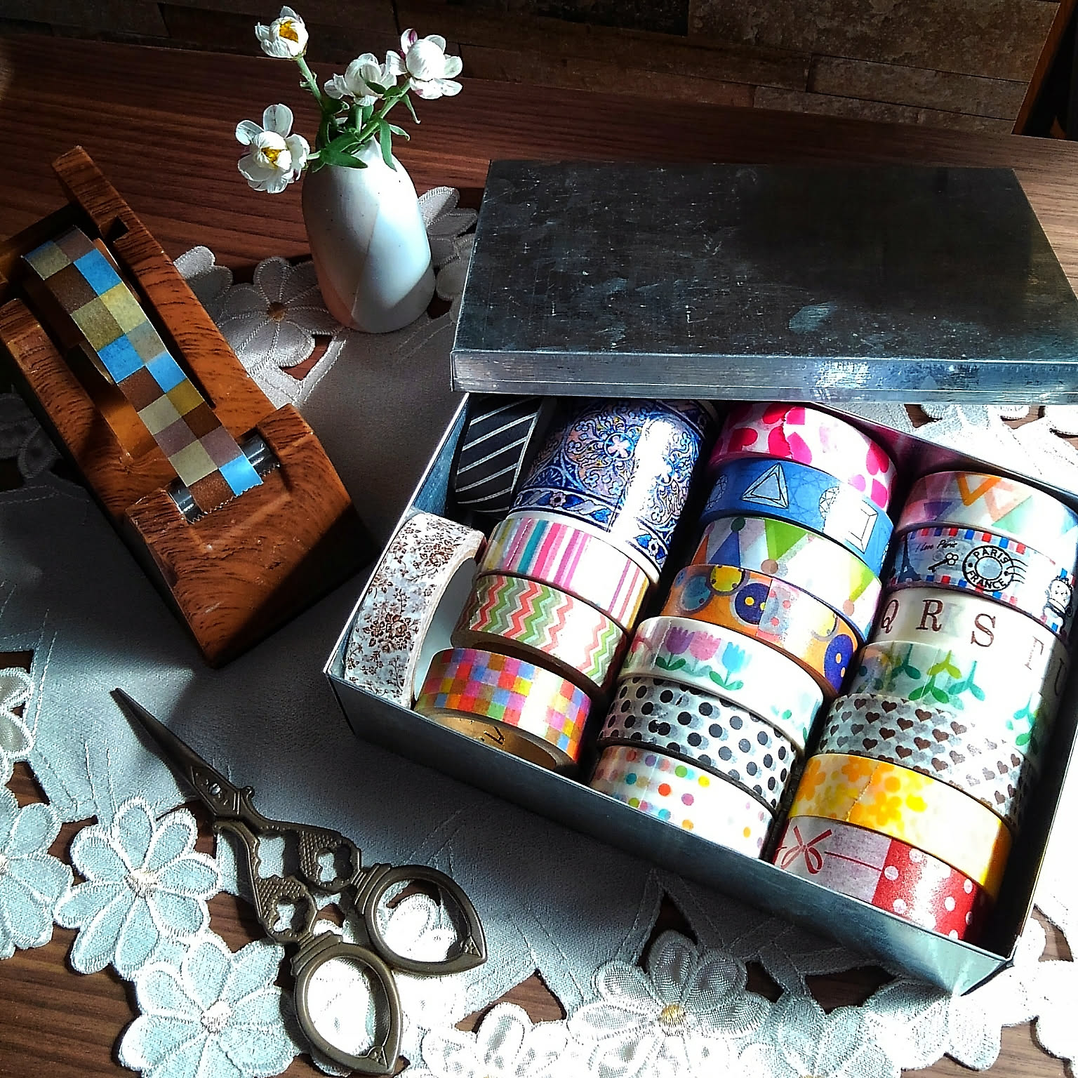 ディスプレイにも収納にも 幅広く使えるセリアの缶アイテム Roomclip Mag 暮らしとインテリアのwebマガジン