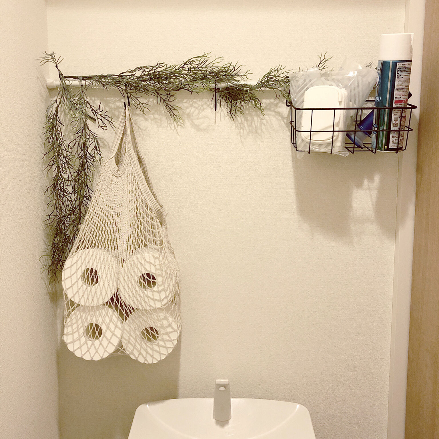 セリアで見つけました トイレを美しく快適にするアイテム Roomclip Mag 暮らしとインテリアのwebマガジン