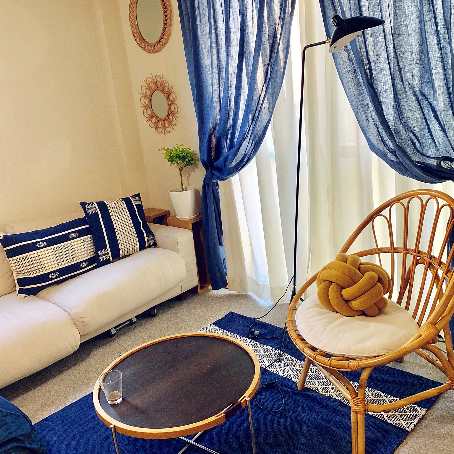 テイスト問わずの優等生 ポイントに使えるネイビーの魅力 Roomclip Mag 暮らしとインテリアのwebマガジン