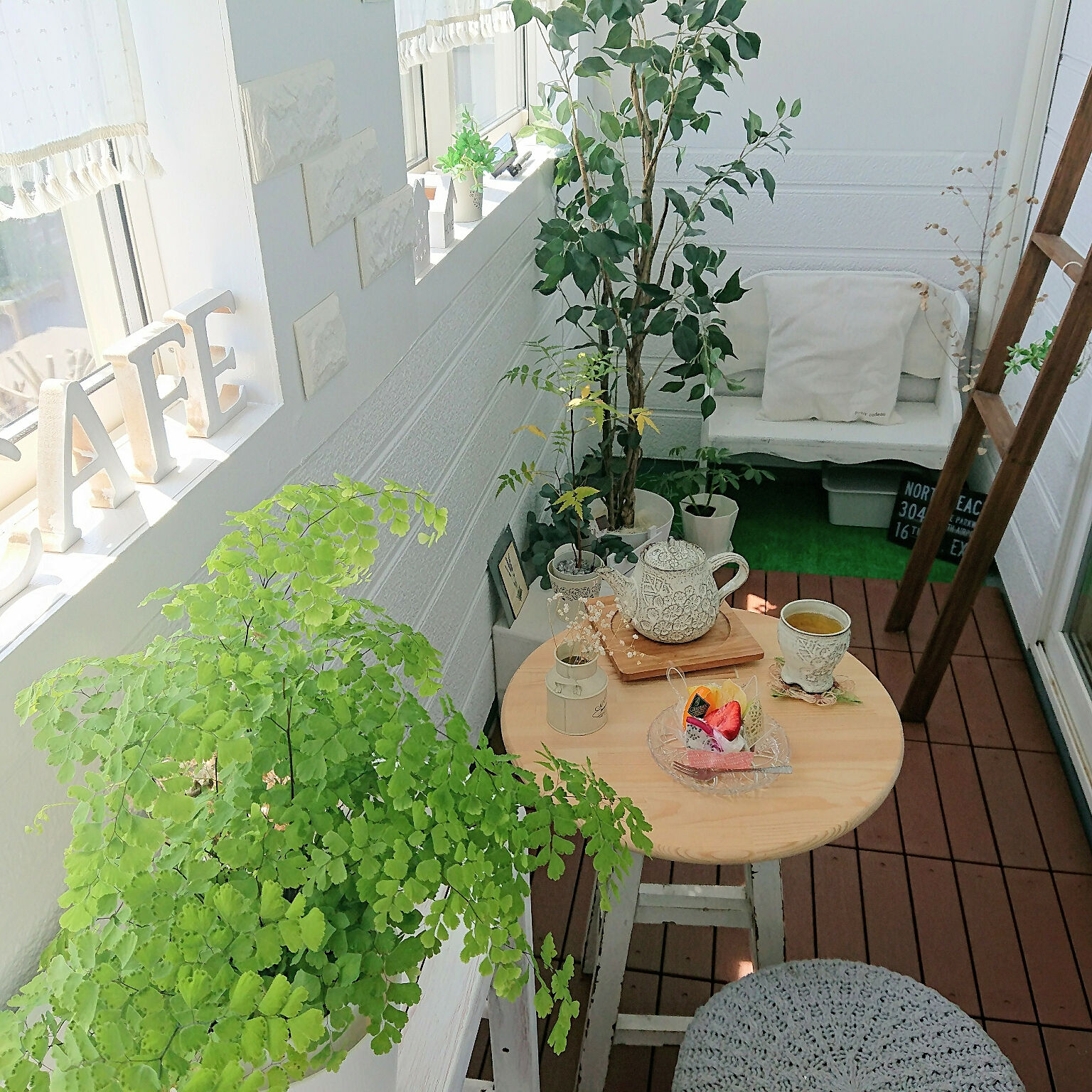 お家でカフェ気分 ベランダカフェスペースの作り方 Roomclip Mag 暮らしとインテリアのwebマガジン