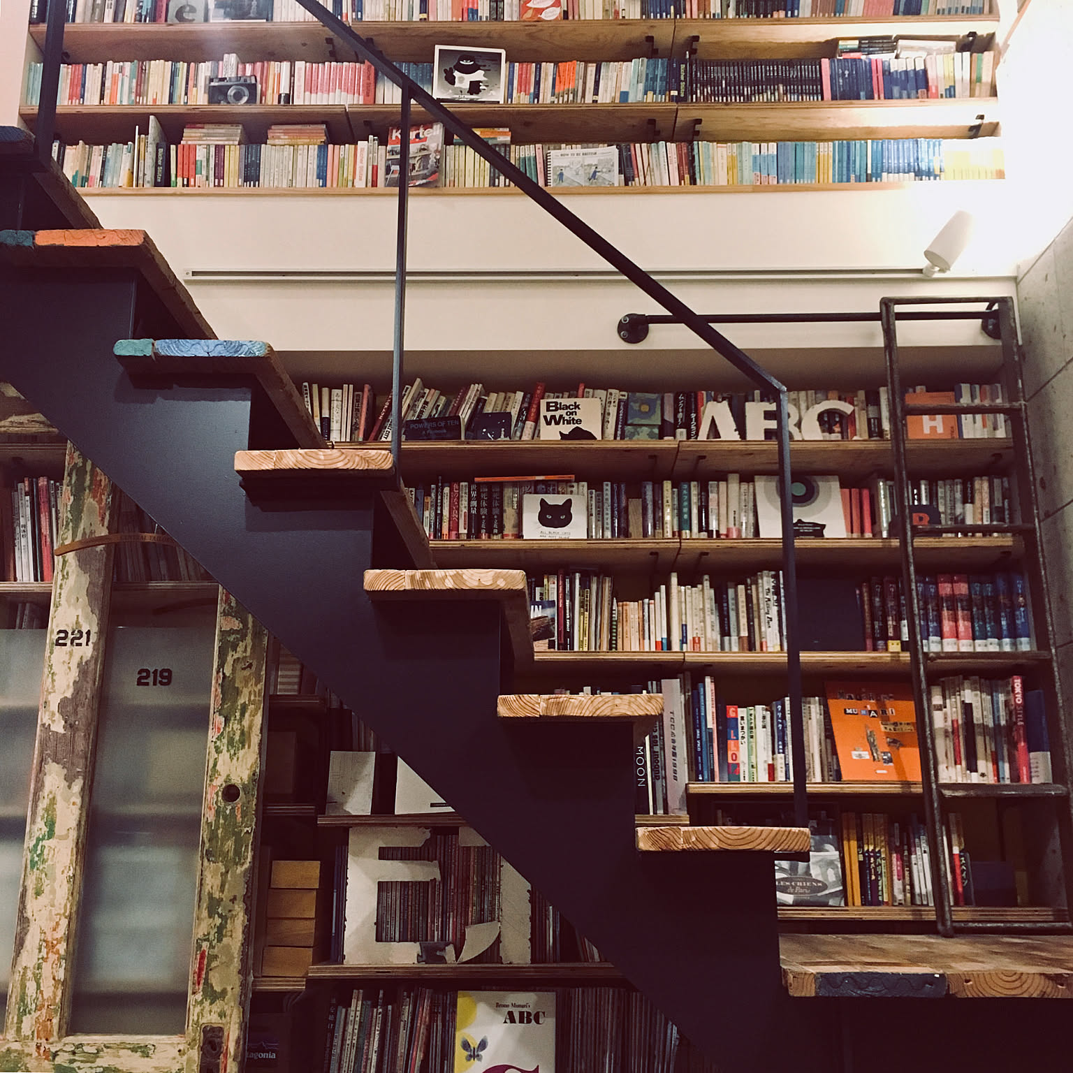 おうち時間が充実する あこがれの読書コーナーがある暮らし Roomclip Mag 暮らしとインテリアのwebマガジン