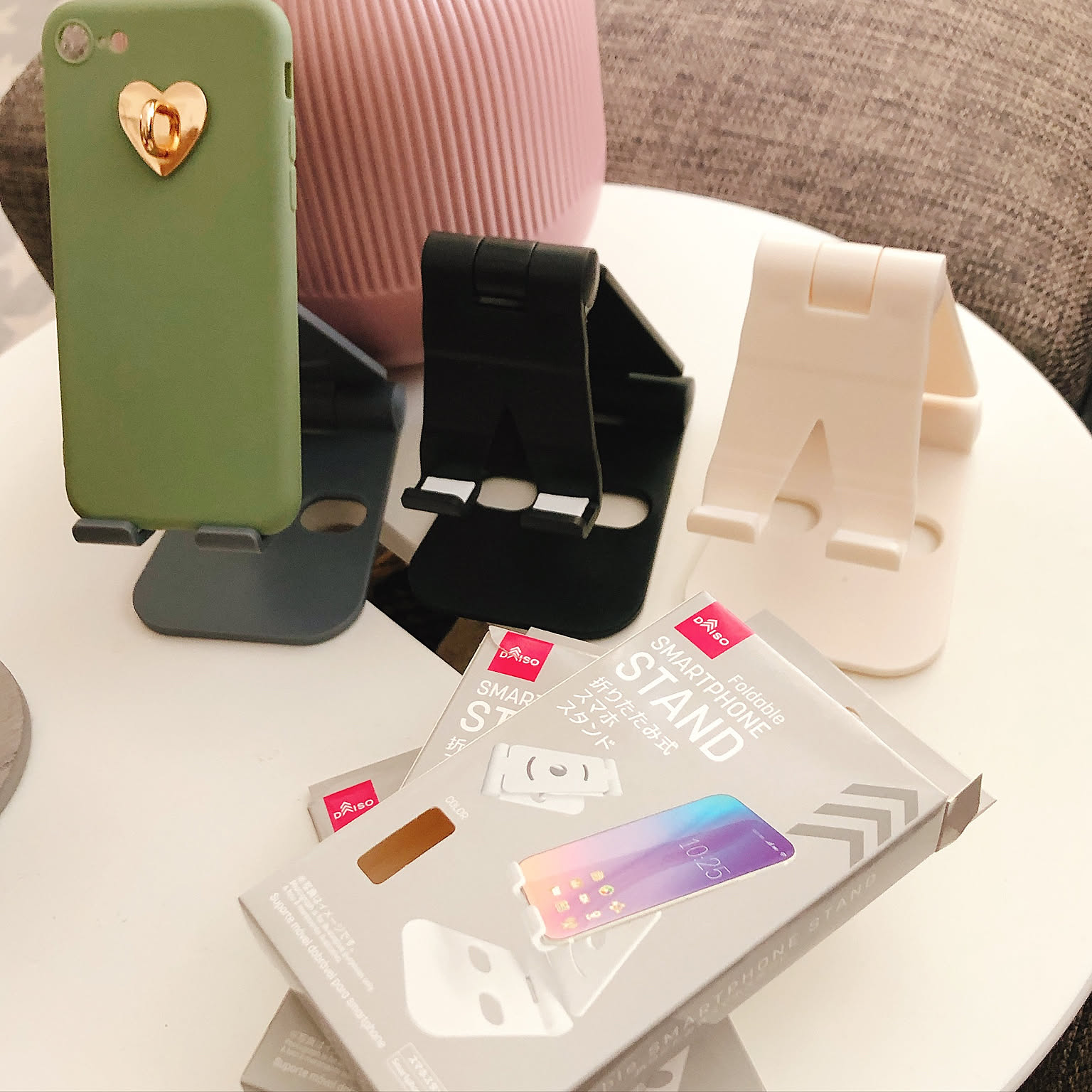 おうち時間を格上げ スマートフォンやタブレットまわりで活躍100均グッズ Roomclip Mag 暮らしとインテリアのwebマガジン
