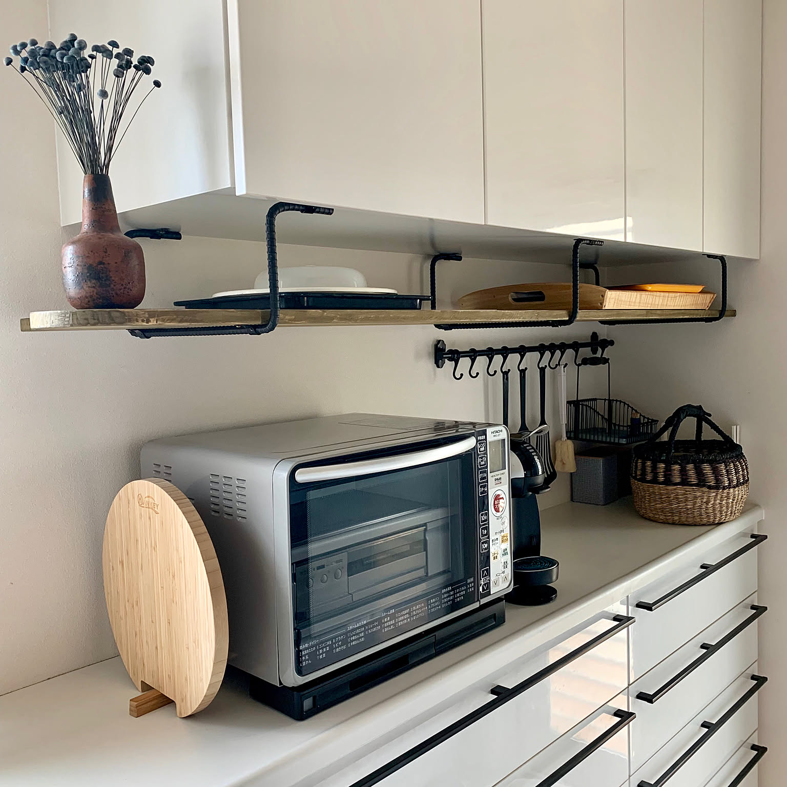 かさばるアレコレが整う キッチンアイテムをスッキリ収納する方法 Roomclip Mag 暮らしとインテリアのwebマガジン