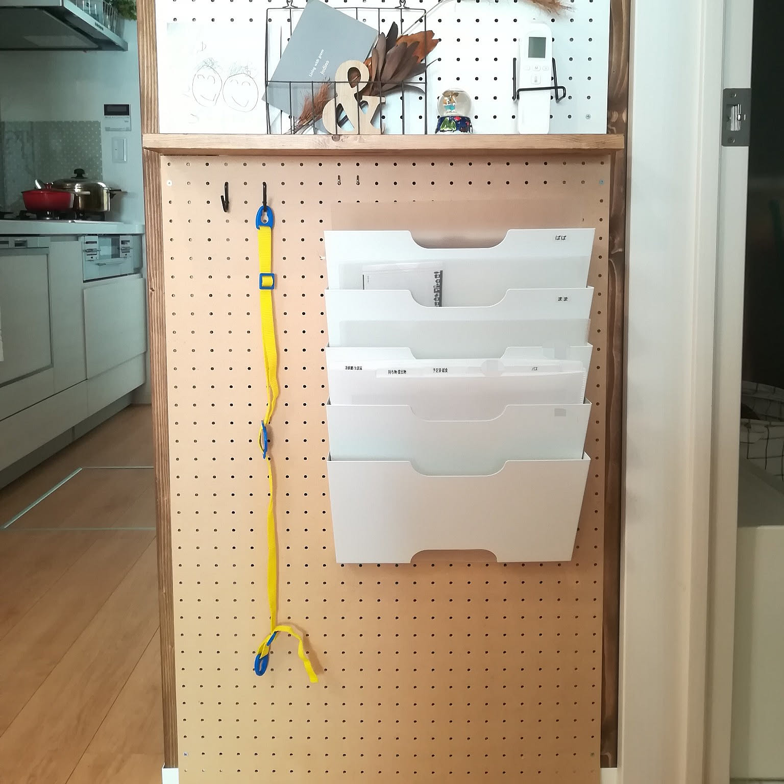 指定席を作れば かさばらず管理もうまくいく 郵便物の収納アイデア Roomclip Mag 暮らしとインテリアのwebマガジン