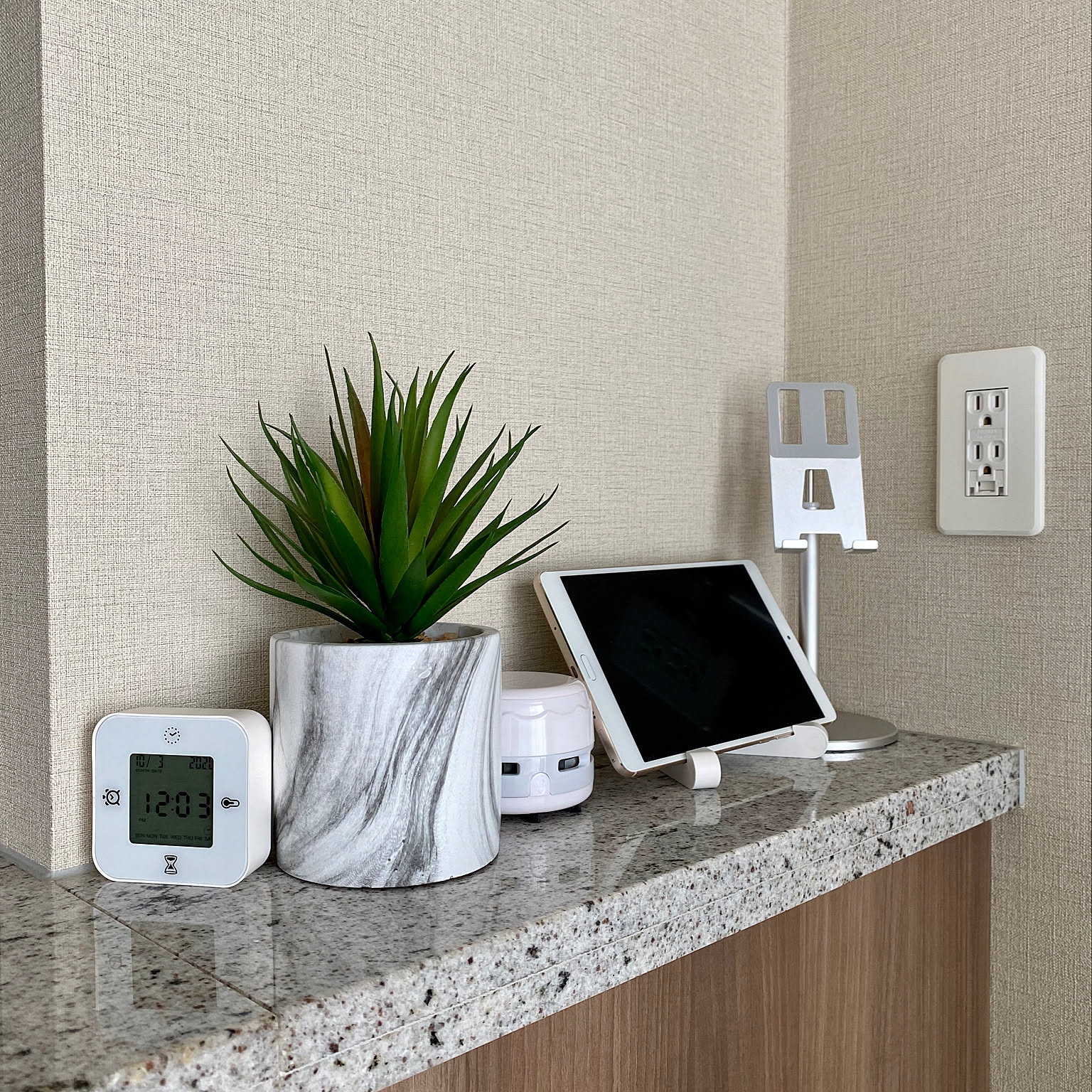 使うほどに快適さを実感 おすすめ タブレットスタンド 10選 Roomclip Mag 暮らしとインテリアのwebマガジン