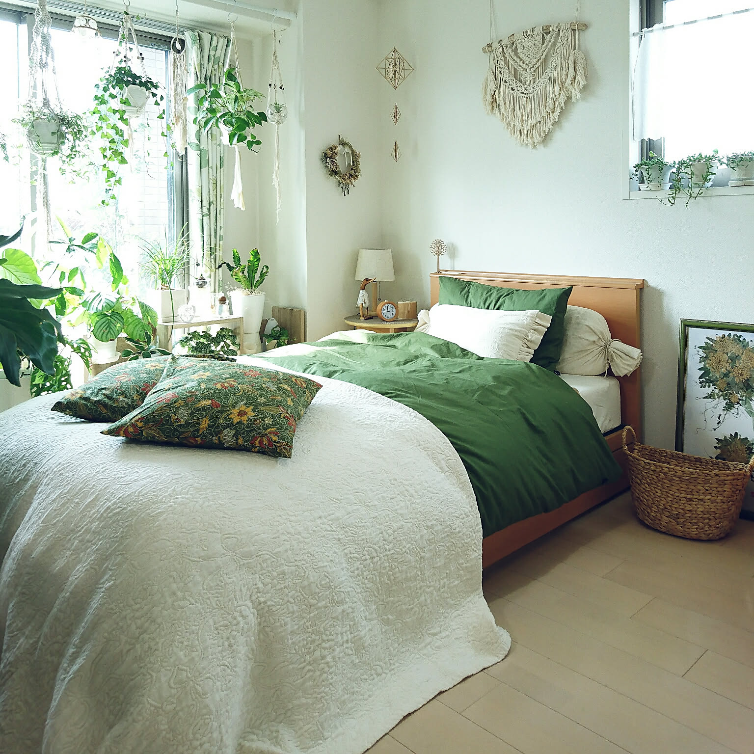 Bedroom,ひとり暮らし,ごくごく普通の家,クッションカバー 手作り,NO GREEN NO LIFE,ボタニカルライフ,連投失礼します,マクラメタペストリー手作り,2020.1.14,ベットリネン,URBAN GREEN LIFE,ハンドメイド,森林浴をしてる雰囲気,ドローアライン,DRAW A LINE,ベッドメイキング,新年の準備 YuriYuriの部屋