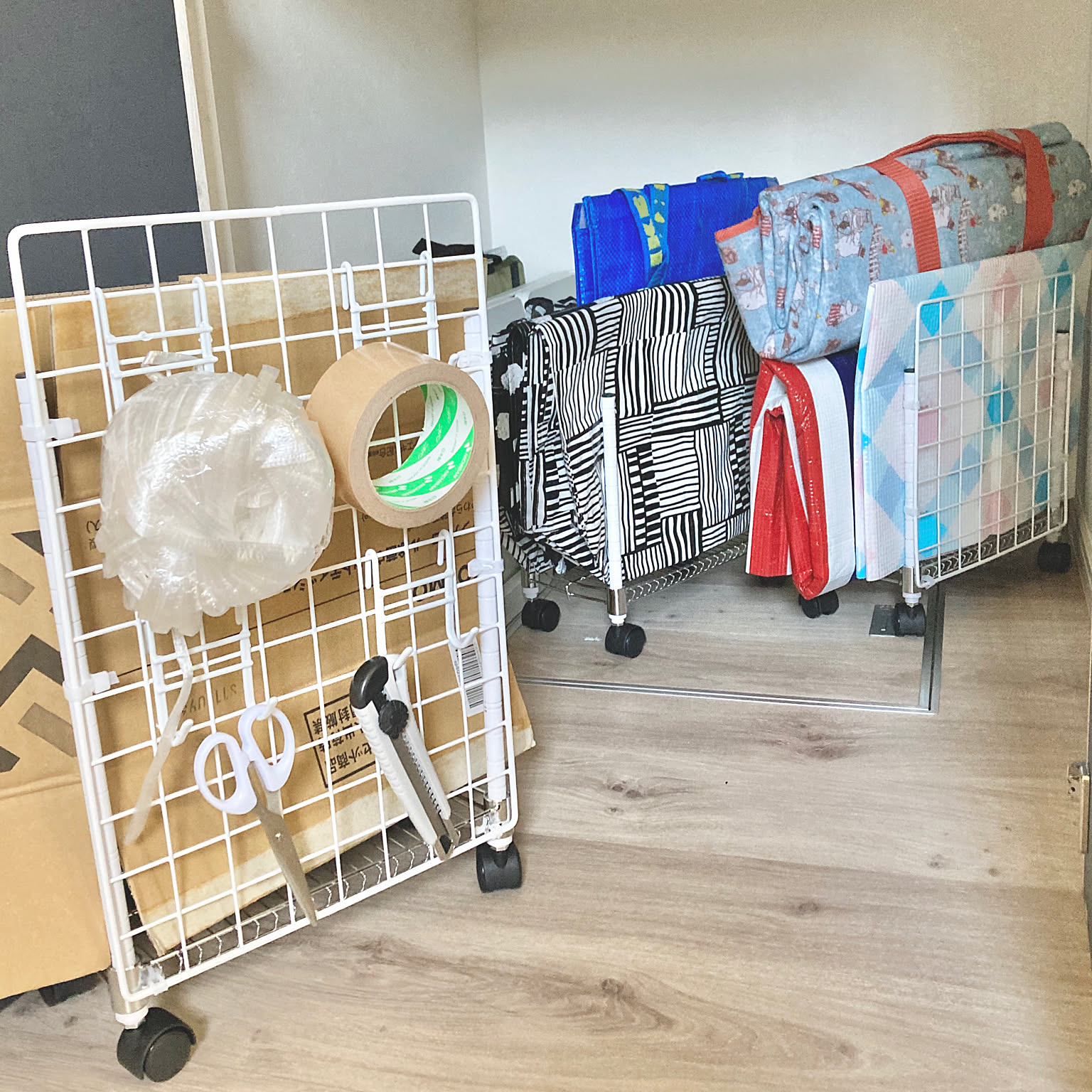 かさばらないし倒れないからストレスフリー ダンボールの一時収納の仕方 Roomclip Mag 暮らしとインテリアのwebマガジン