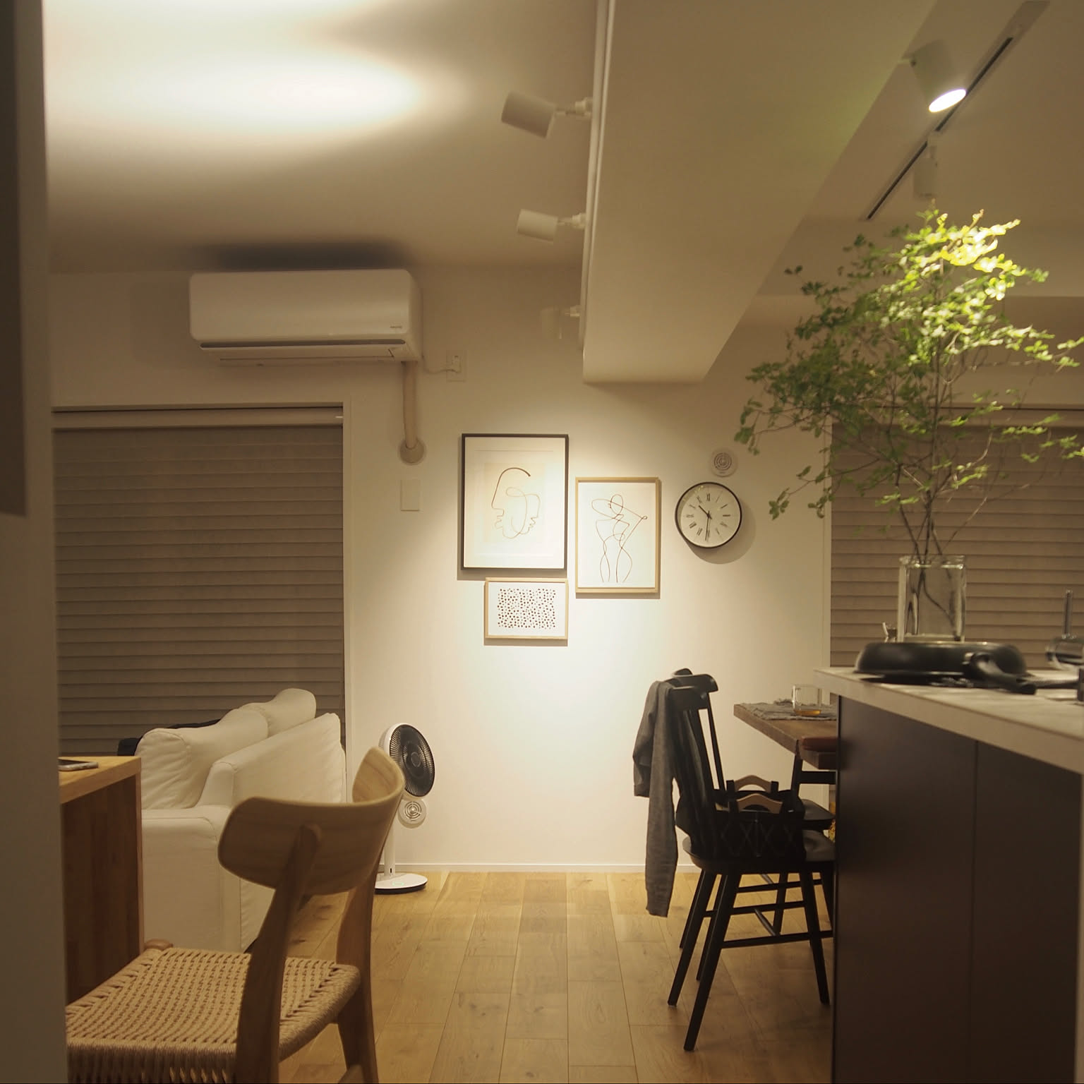 ムード作りにも実用的にも大活躍 スポットライトを使ったインテリア実例 Roomclip Mag 暮らしとインテリアのwebマガジン ムード作りにも実用的にも大活躍 スポットライトを使ったインテリア実例 Roomclip Mag 暮らしとインテリアのwebマガジン