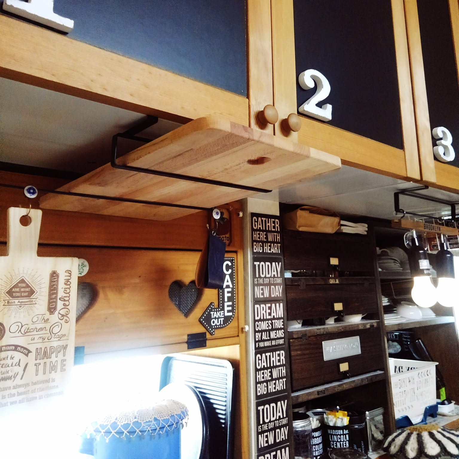 すっきりと使いやすい タイプ別 まな板の便利な置き場所 Roomclip Mag 暮らしとインテリアのwebマガジン