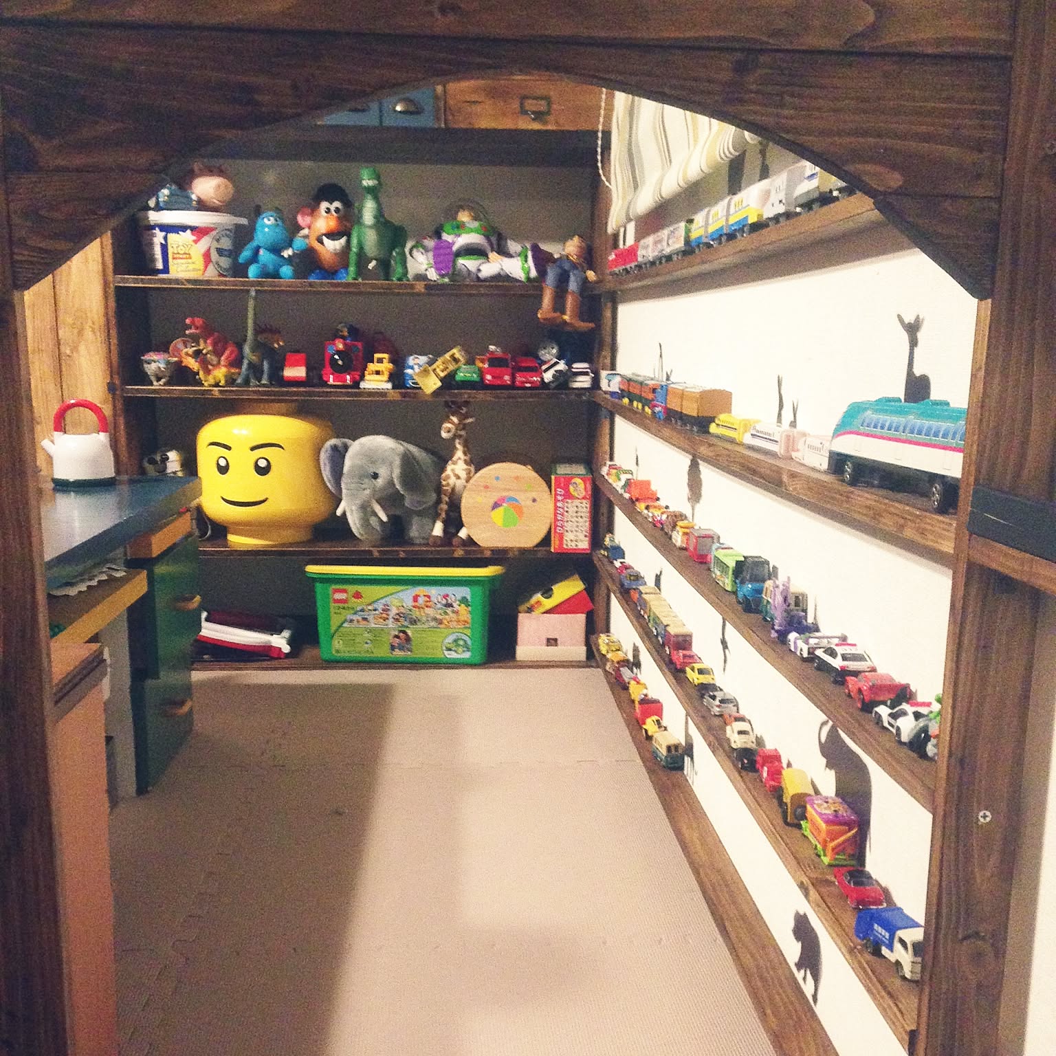 日本生まれのミニカーブランド トミカ のある楽しいインテリア写真集 Roomclip Mag 暮らしとインテリアのwebマガジン