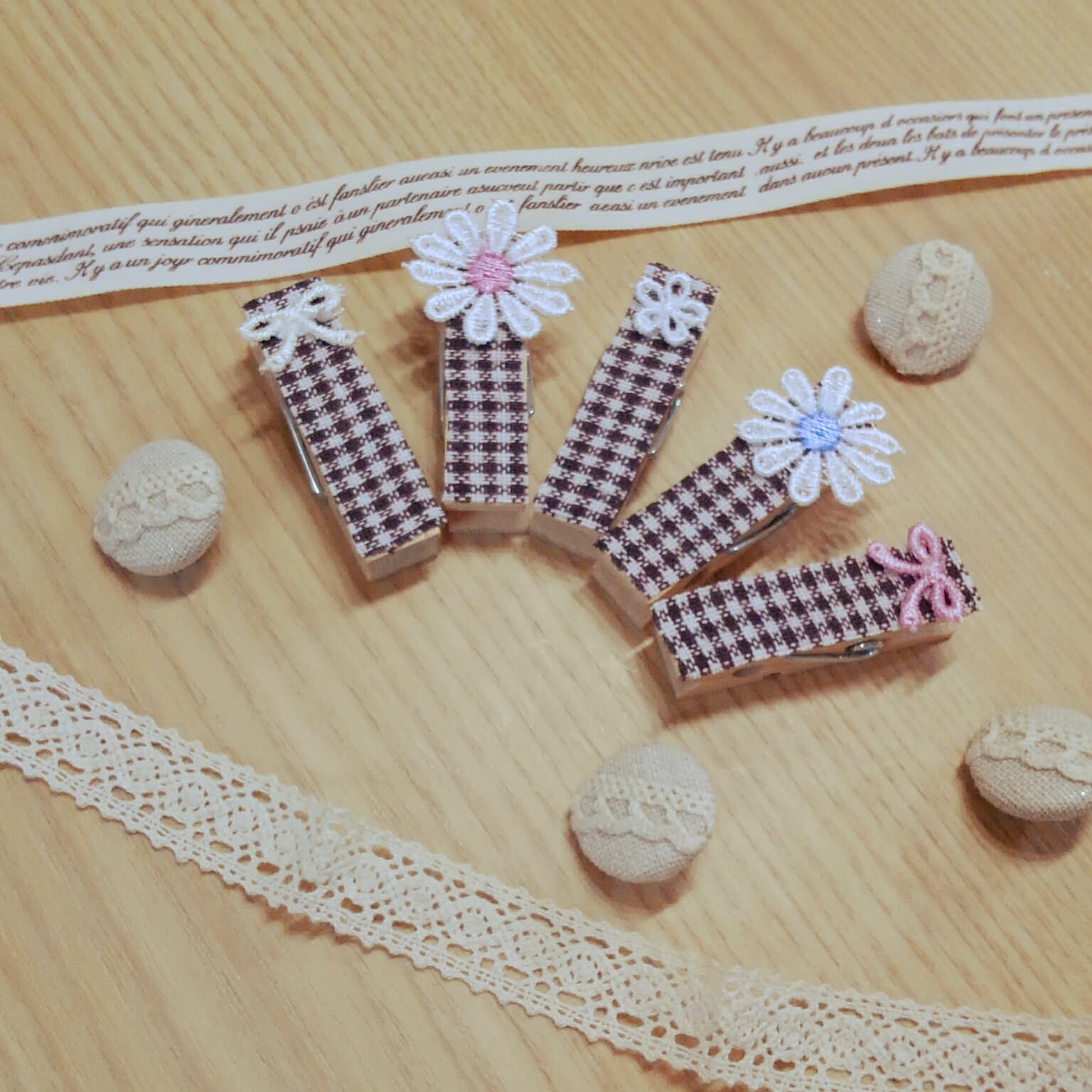 2stepで簡単 Cute な木製ピンチアレンジ法 By Satotoさん 連載 10分でできる100均リメイク Roomclip Mag 暮らしとインテリアのwebマガジン