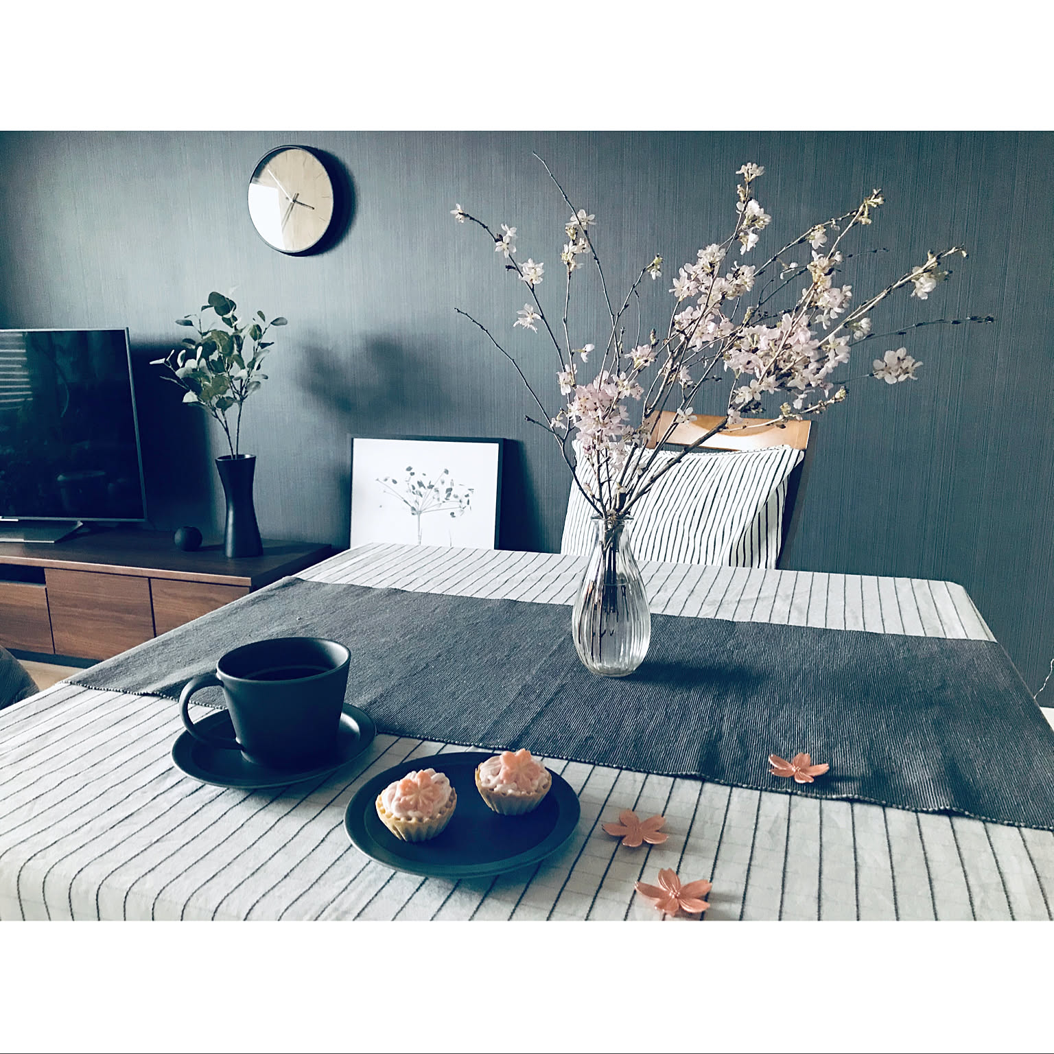 おうちで花見気分 桜や桜モチーフ 桜色で春を感じるインテリアに Roomclip Mag 暮らしとインテリアのwebマガジン