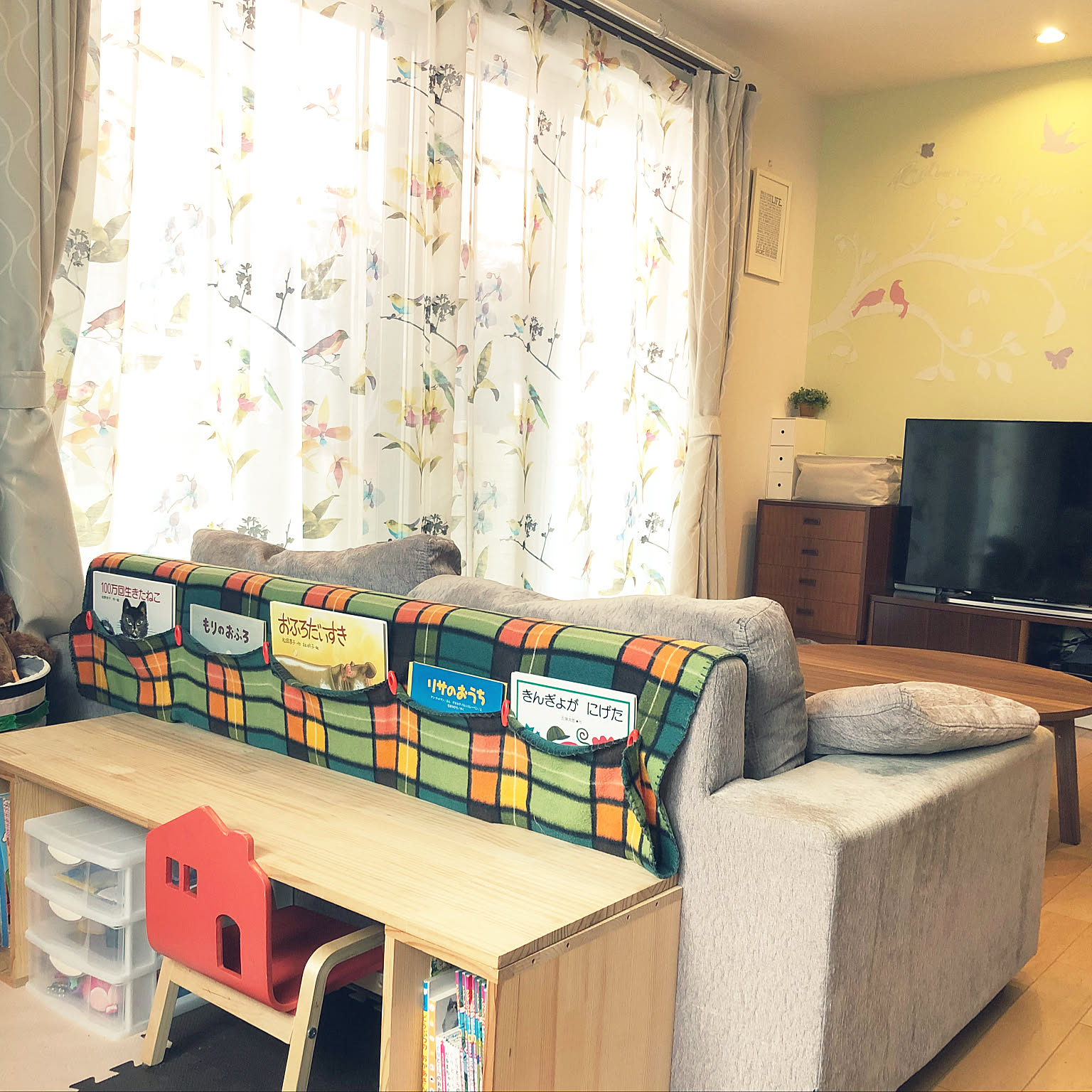 くつろぎ時間に欠かせないソファ周りを整頓！よりリラックスできる収納テク RoomClip mag 暮らしとインテリアのwebマガジン