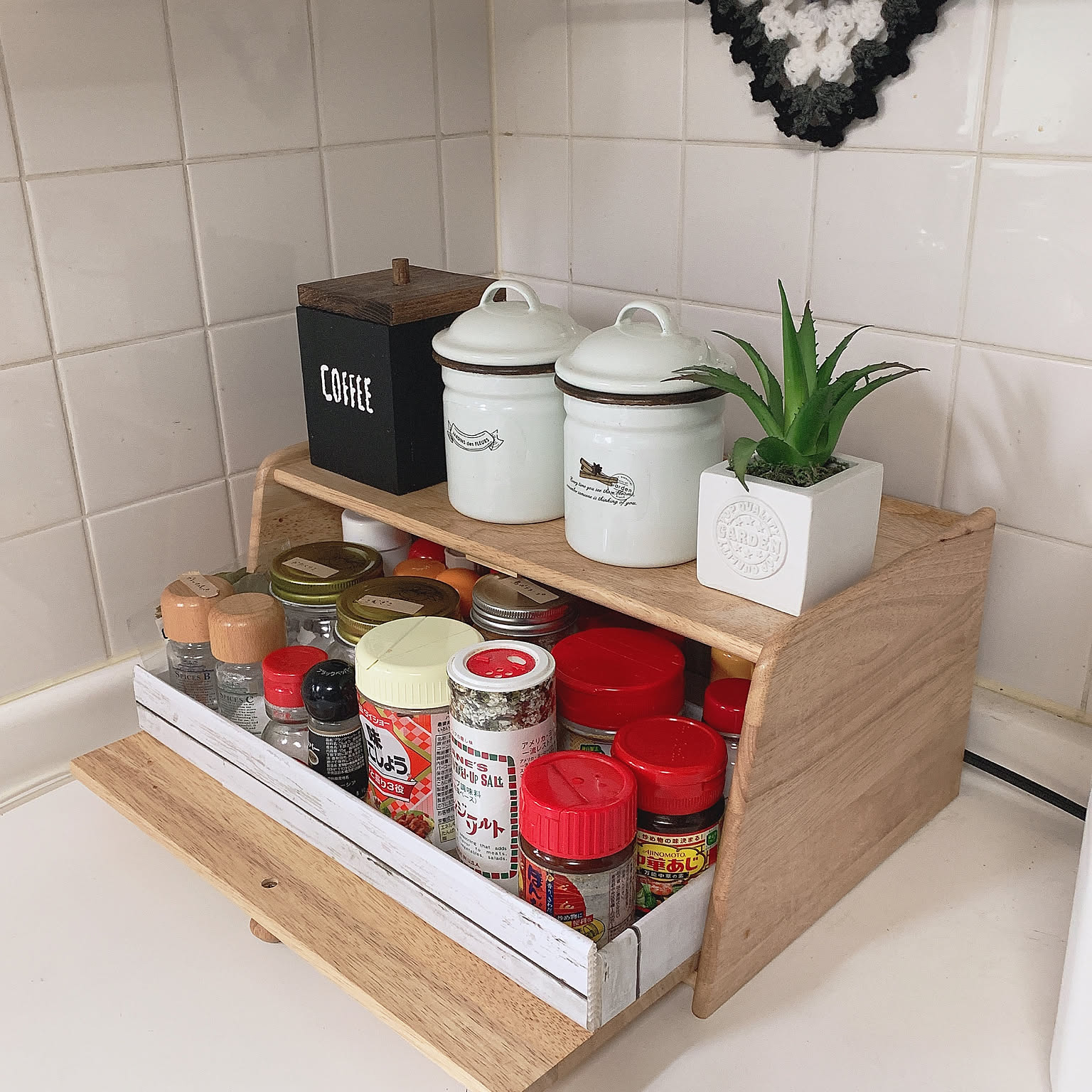 そのままでもスッキリ 詰め替えない調味料収納の方法 Roomclip Mag 暮らしとインテリアのwebマガジン そのままでもスッキリ 詰め替えない調味料収納の方法 Roomclip Mag 暮らしとインテリアのwebマガジン