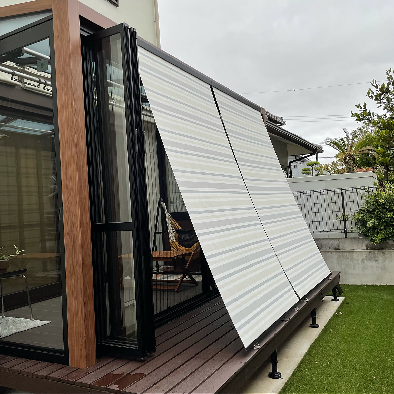 暑い夏のおうち時間にコレが便利！カンタンに日よけができて、お部屋が開放的に♪