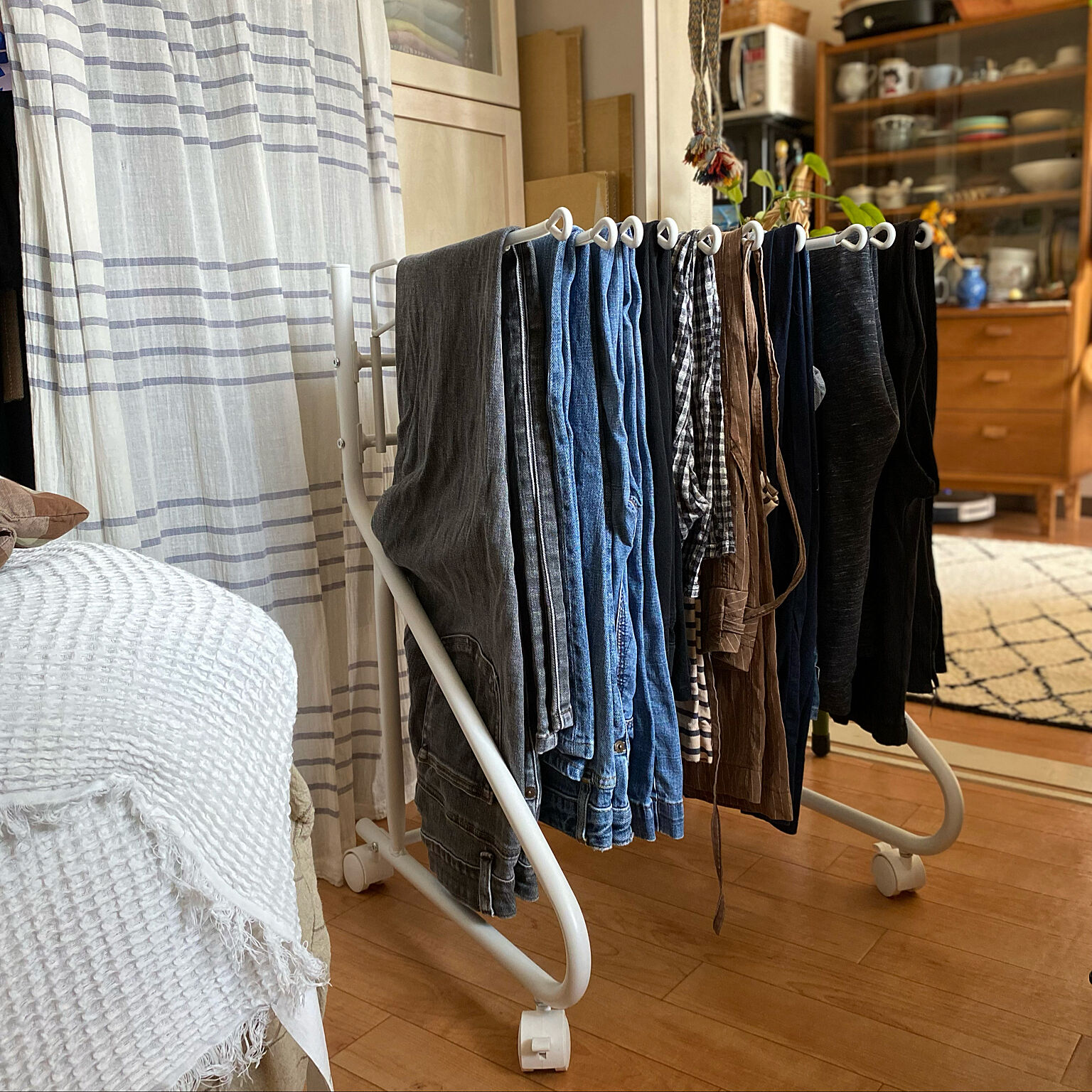 家事の時短で暮らしにゆとりを。洗濯物をたたまない収納アイデア10選