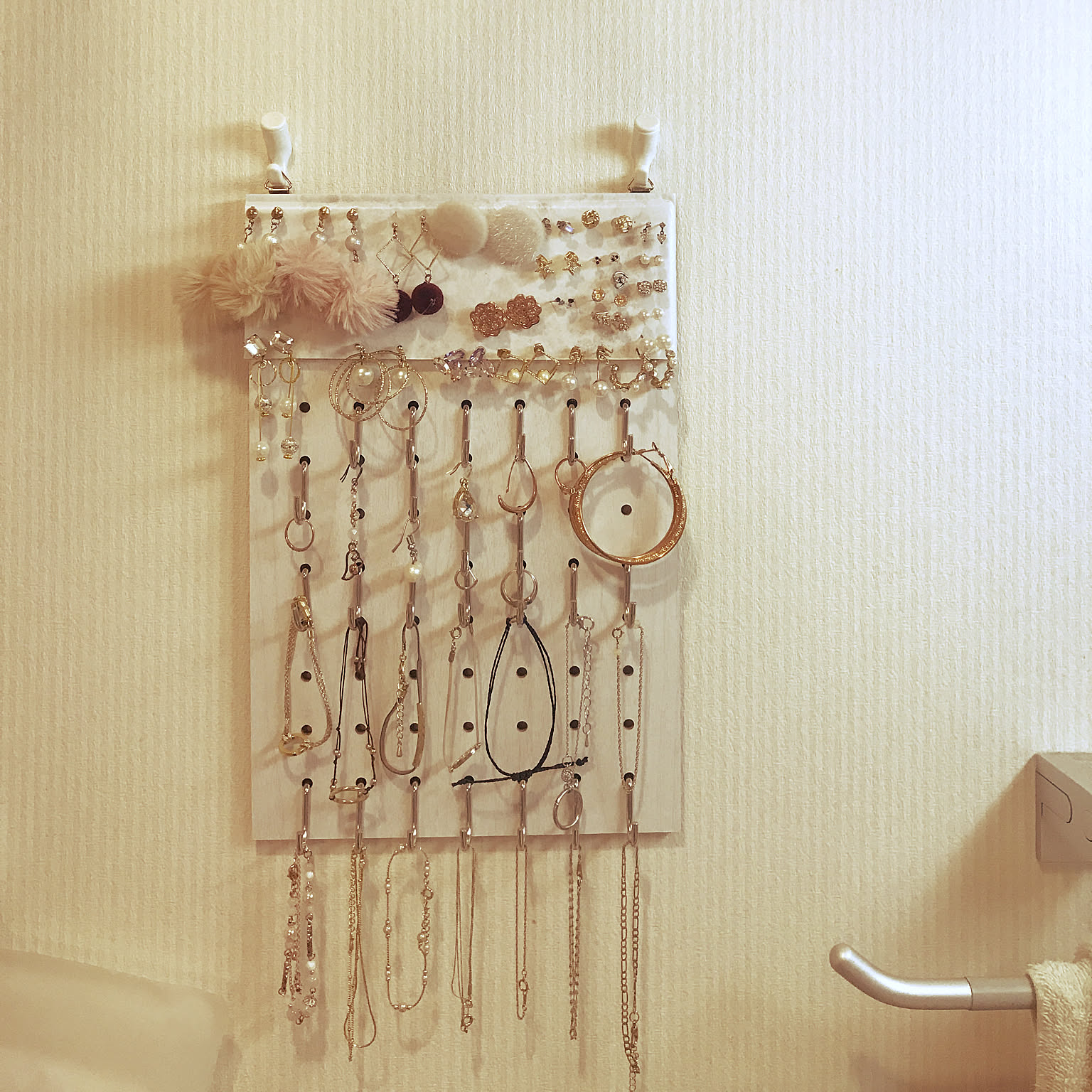 収納もディスプレイも ダイソーの有孔ボード活用アイデア10選 Roomclip Mag 暮らしとインテリアのwebマガジン