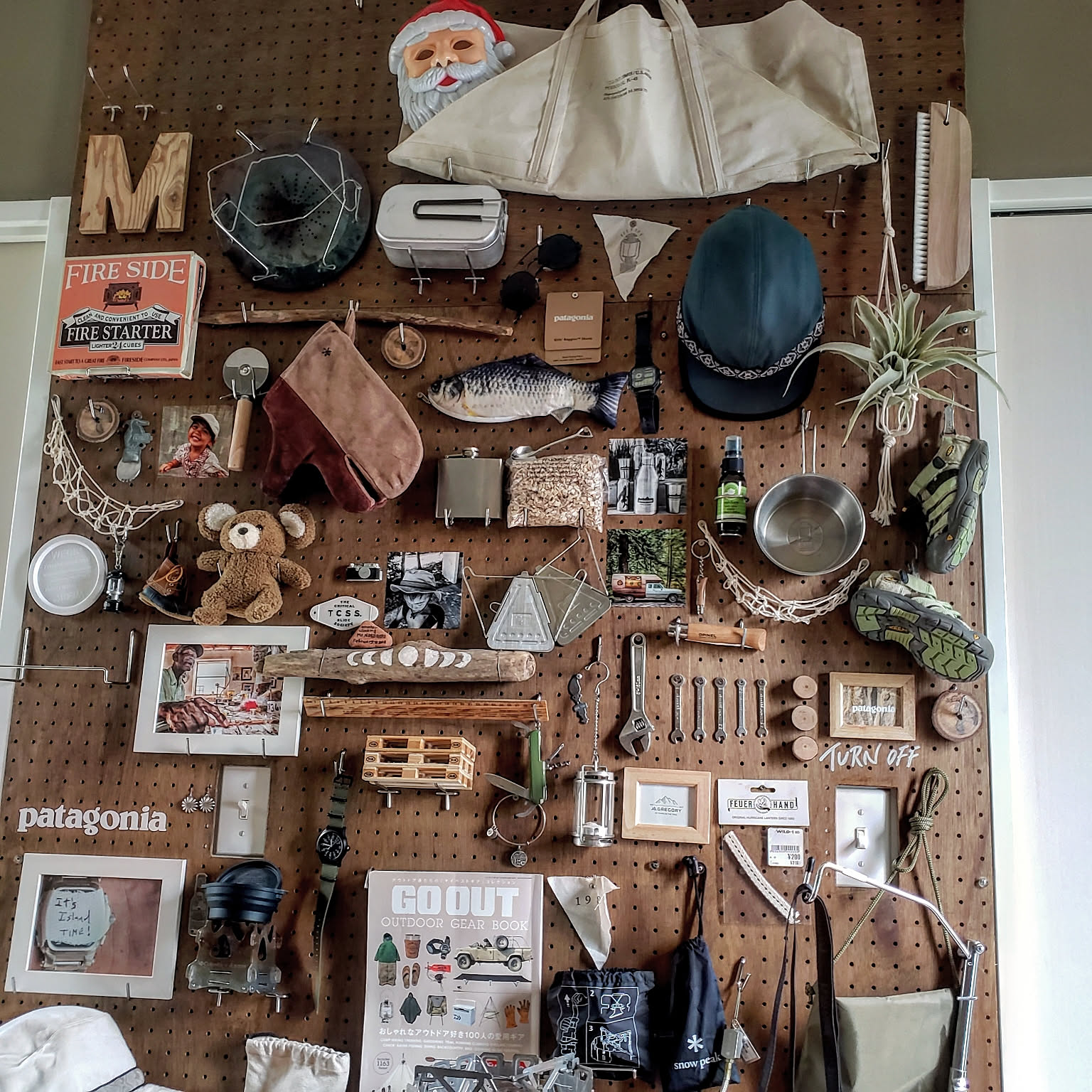 壁面に飾る ペグボードを使ったコレクションディスプレイ Roomclip Mag 暮らしとインテリアのwebマガジン