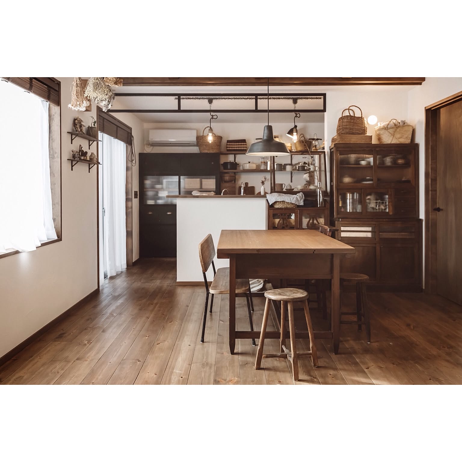 時をこえる魅力あふれる部屋に。リビングルームに古道具を | RoomClip